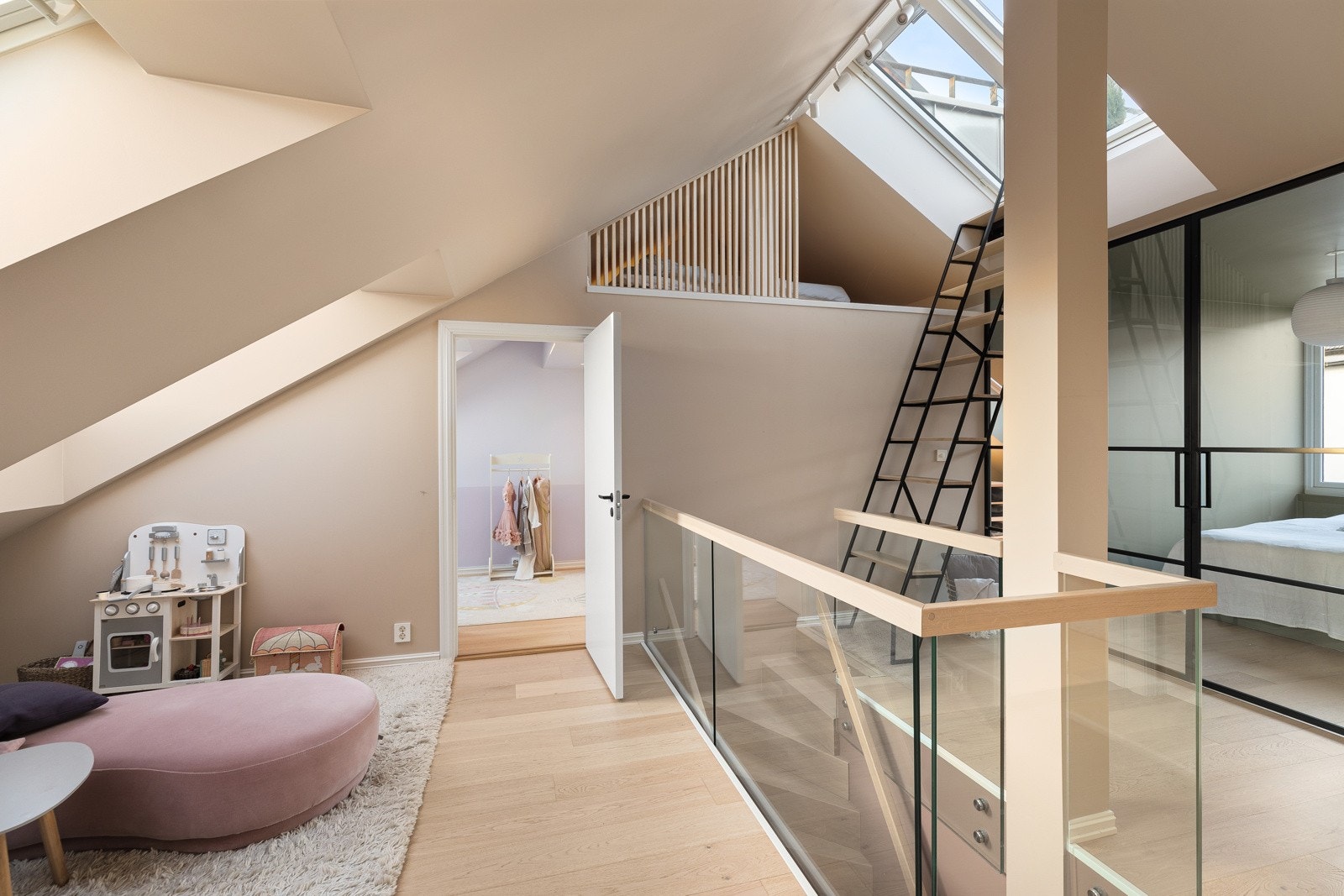 En stue / tv-stue / lekeplass mellom Galleribilde