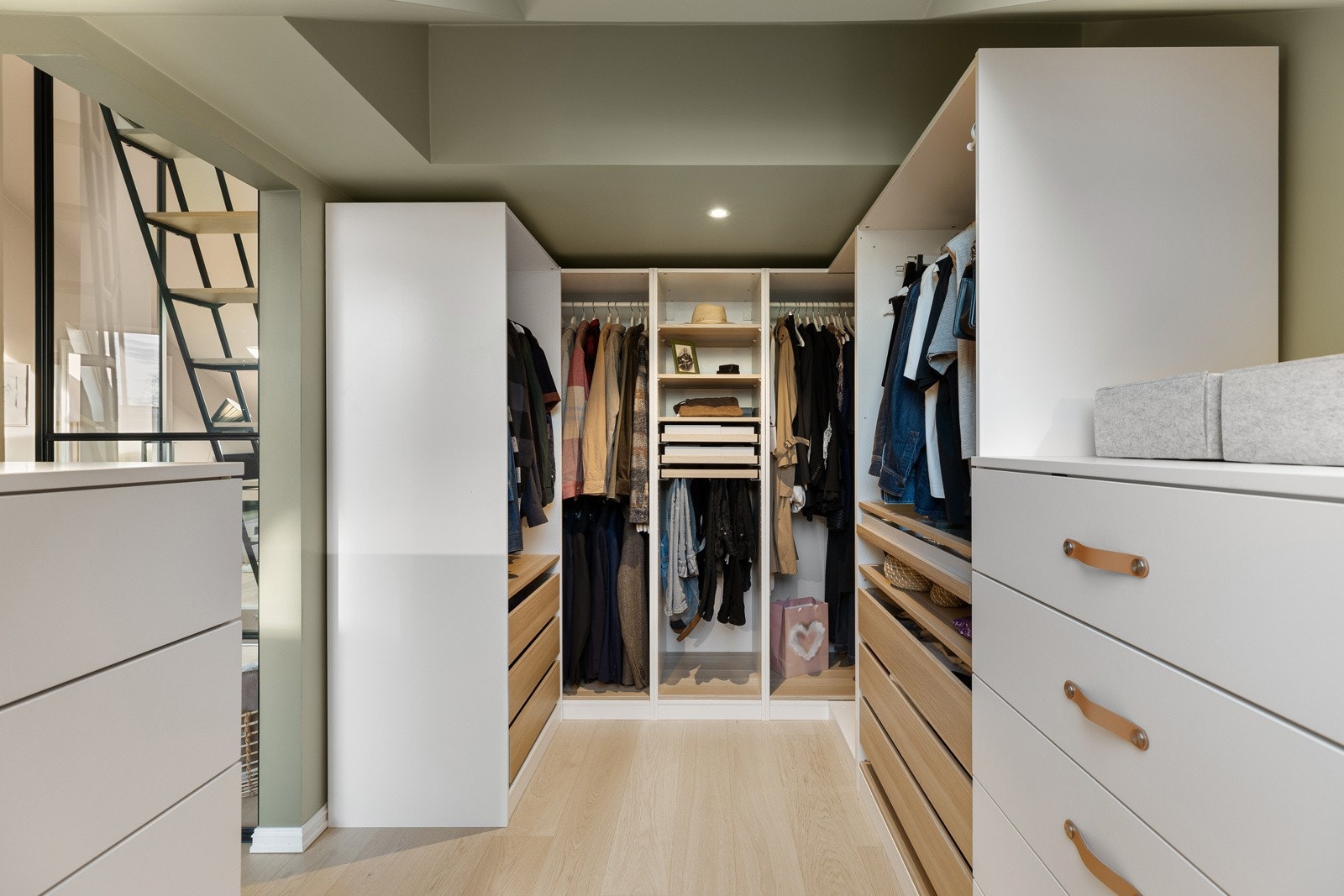 Direkte adkomst fra soverom til stort garderoberom Galleribilde