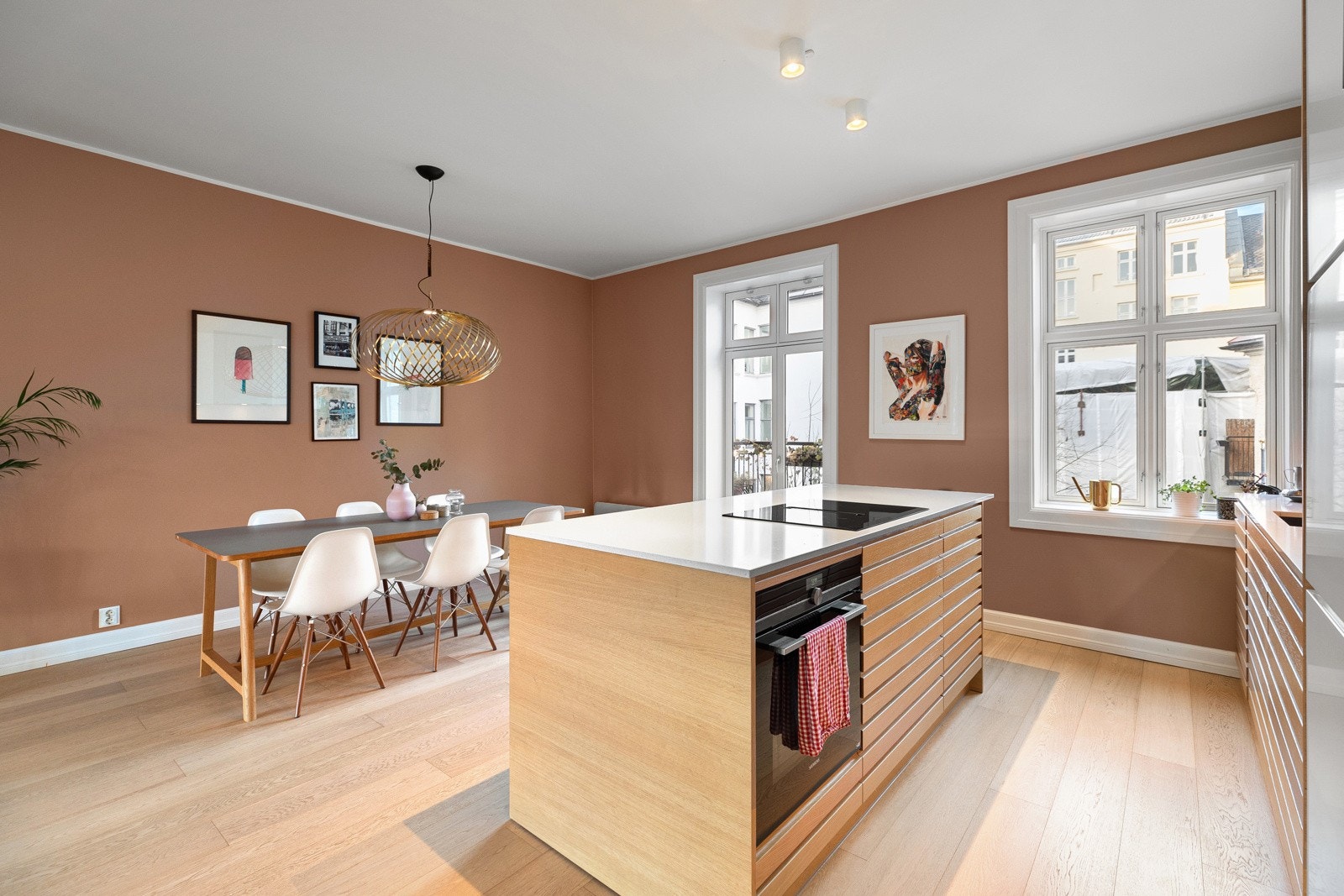 Kjøkkenet er 50 kvadratmeter med åpen og sosial sone Galleribilde