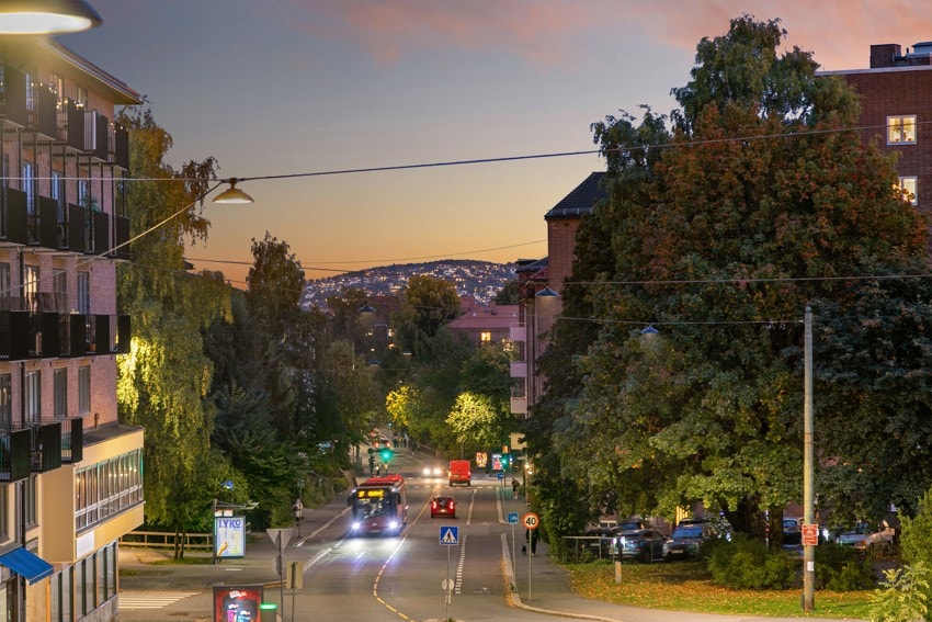Fra stue og kjøkkenvinduene er det fantastisk utsikt mot Ekeberg og livet på gaten utenfor. Galleribilde