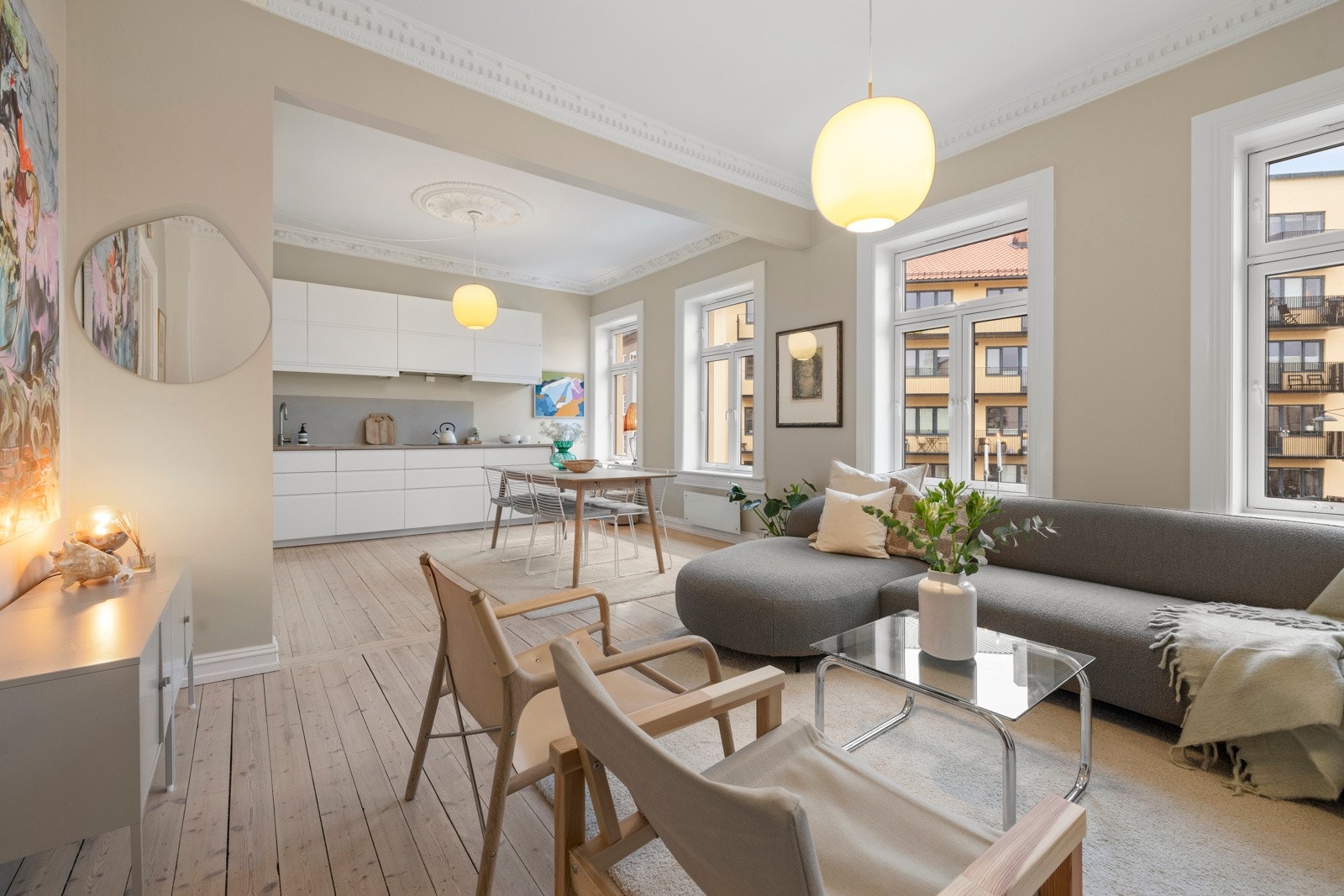 Klassisk, svært delikat 4-roms leilighet med god takhøyde, balkong, ildsted og flott bakgård. Barnevennlig og sentralt Galleribilde