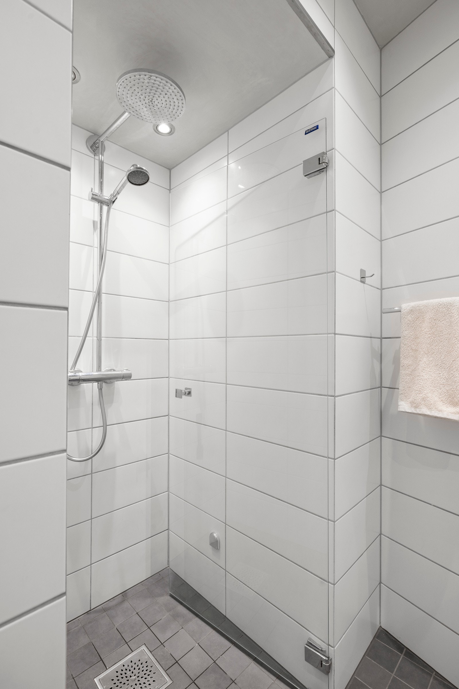 Dusjnisje med regnfallsdusj og innfellbar glassdør Galleribilde