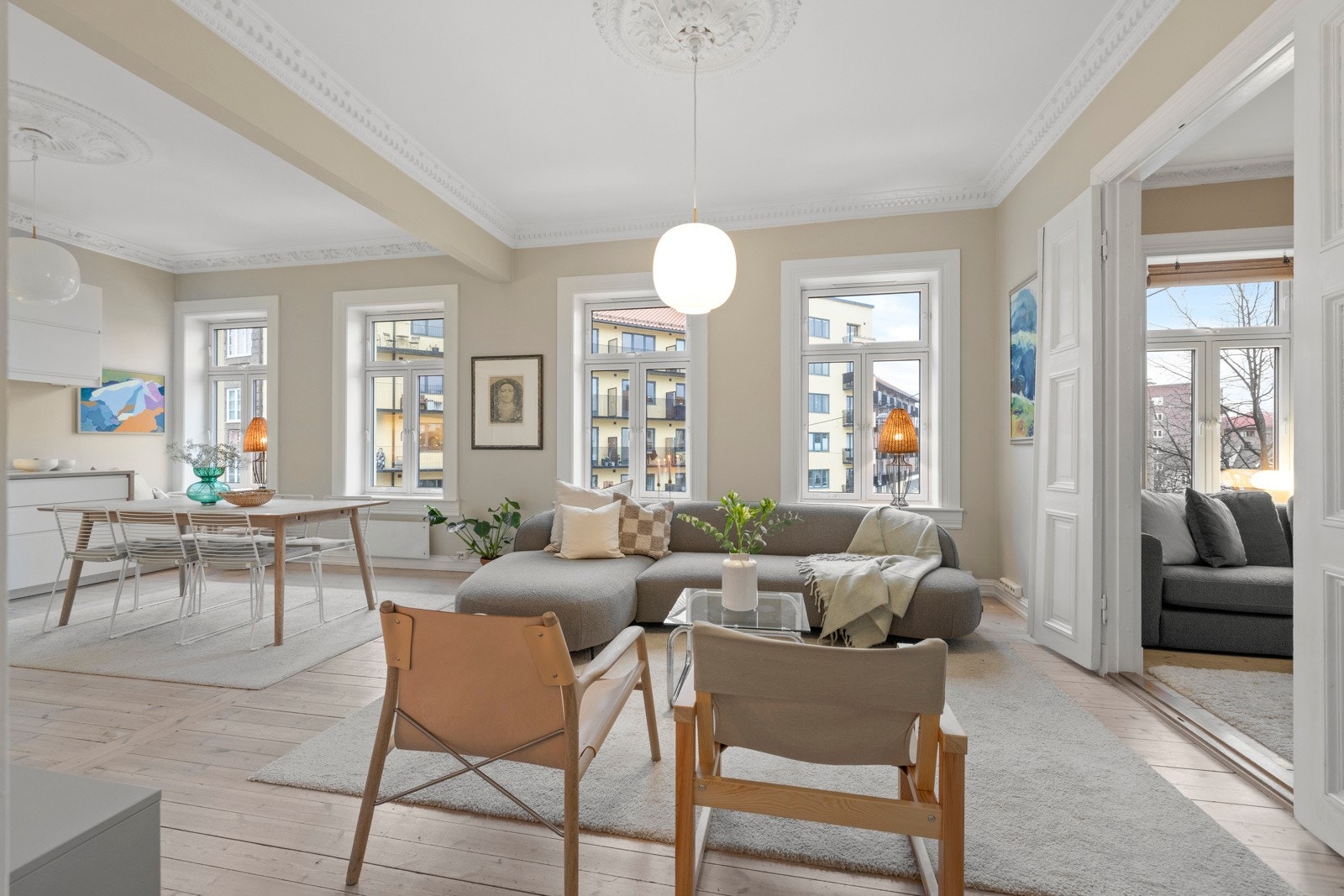 Her får dere alle de klassiske detaljene som rosett, stukkatur, store krysspostvinduer og ekstra takhøyde Galleribilde