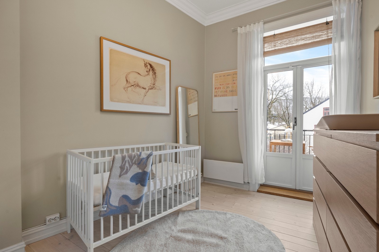 Ett av soverommene har utgang til balkongen Galleribilde