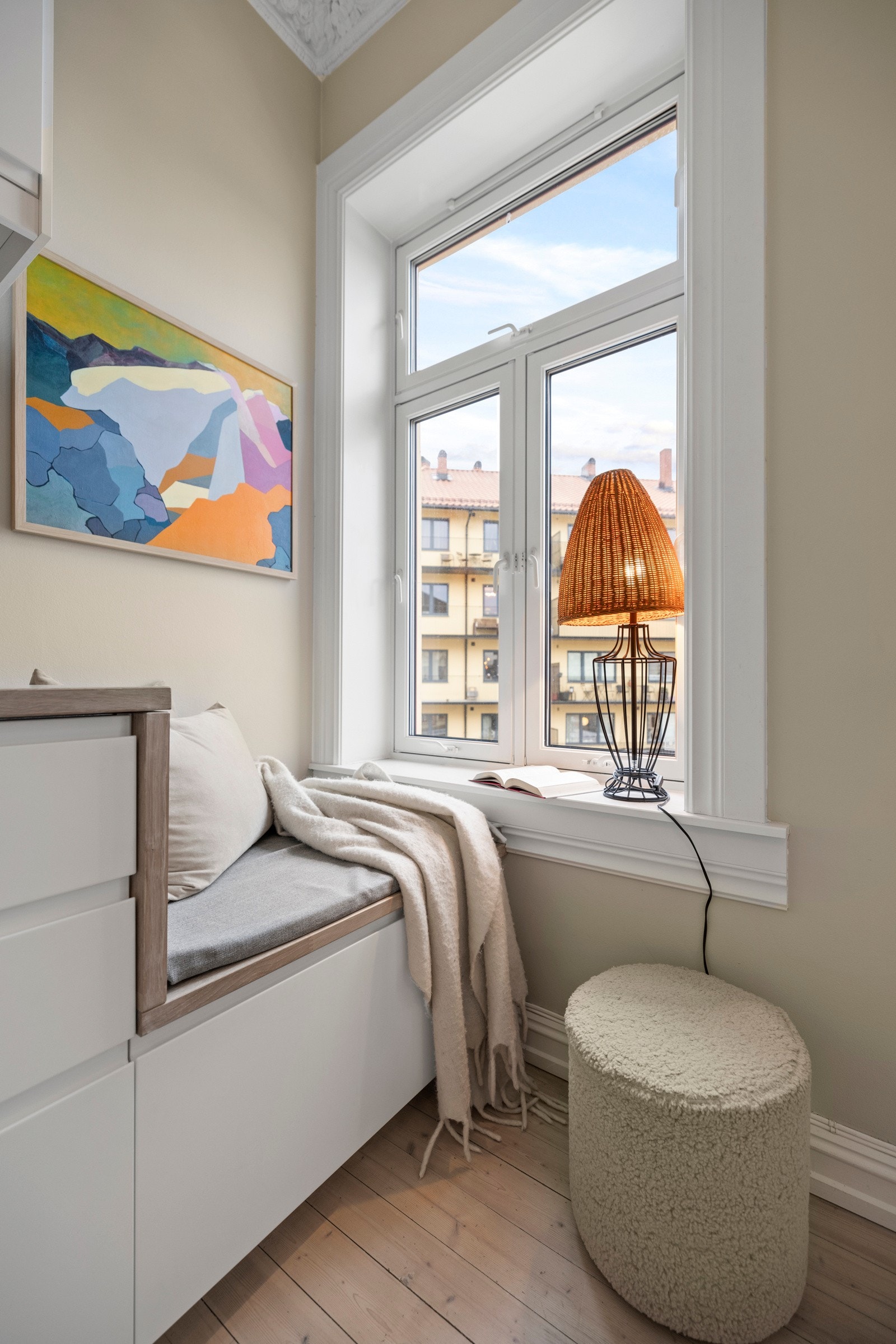 Kjøkkenet har også en plassbygget sittebenk foran det ene krysspostvinduet. Dette er en herlig plass å slappe av med en kopp te og god bok Galleribilde