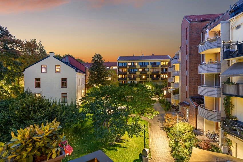 Kveldsstemning i borettslaget bakgård Galleribilde