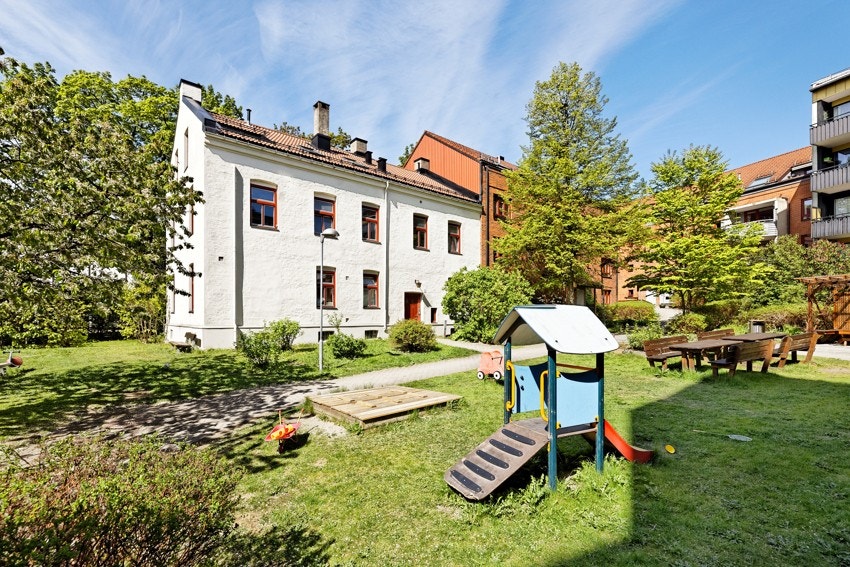 Borettslaget har en prisvinnende og meget pent opparbeidet bakgård med fontene, gangarealer, gressplen, plommetrær, morelltrær, solbærbusker og diverse urter Galleribilde