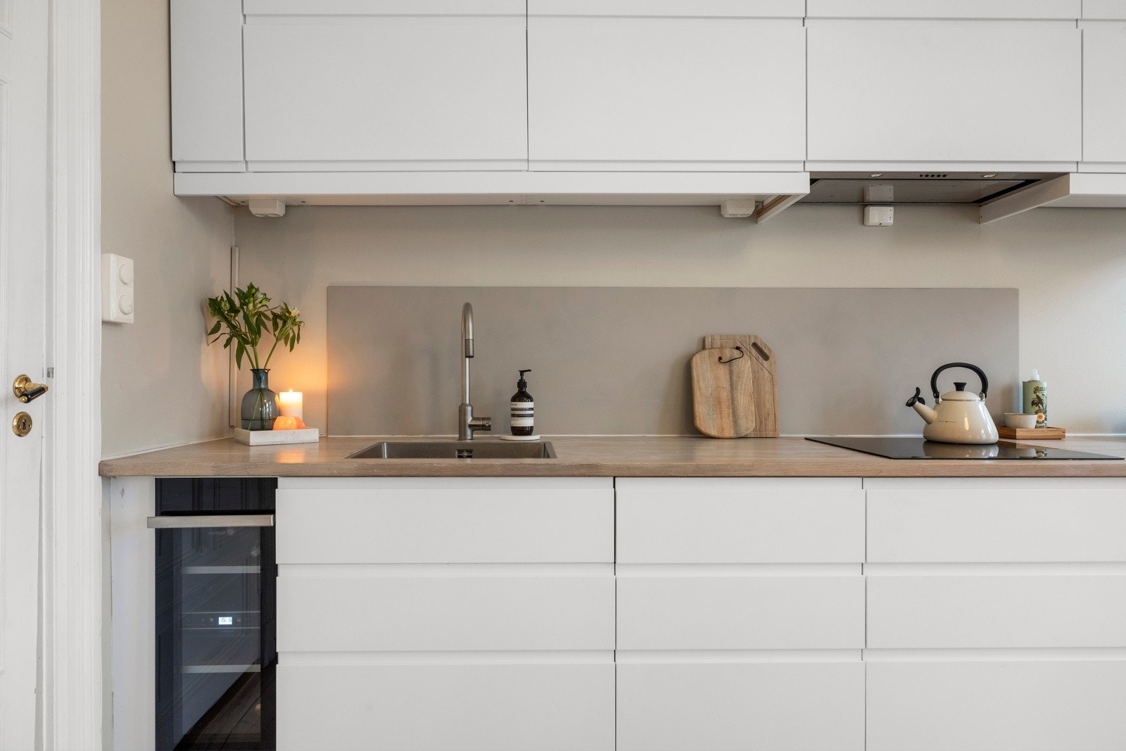 Kjøkkenet har ekstra dyp kjøkkenbenk med benkeplate fra Kvik i heltre eik og godt med oppbevaringsplass Galleribilde