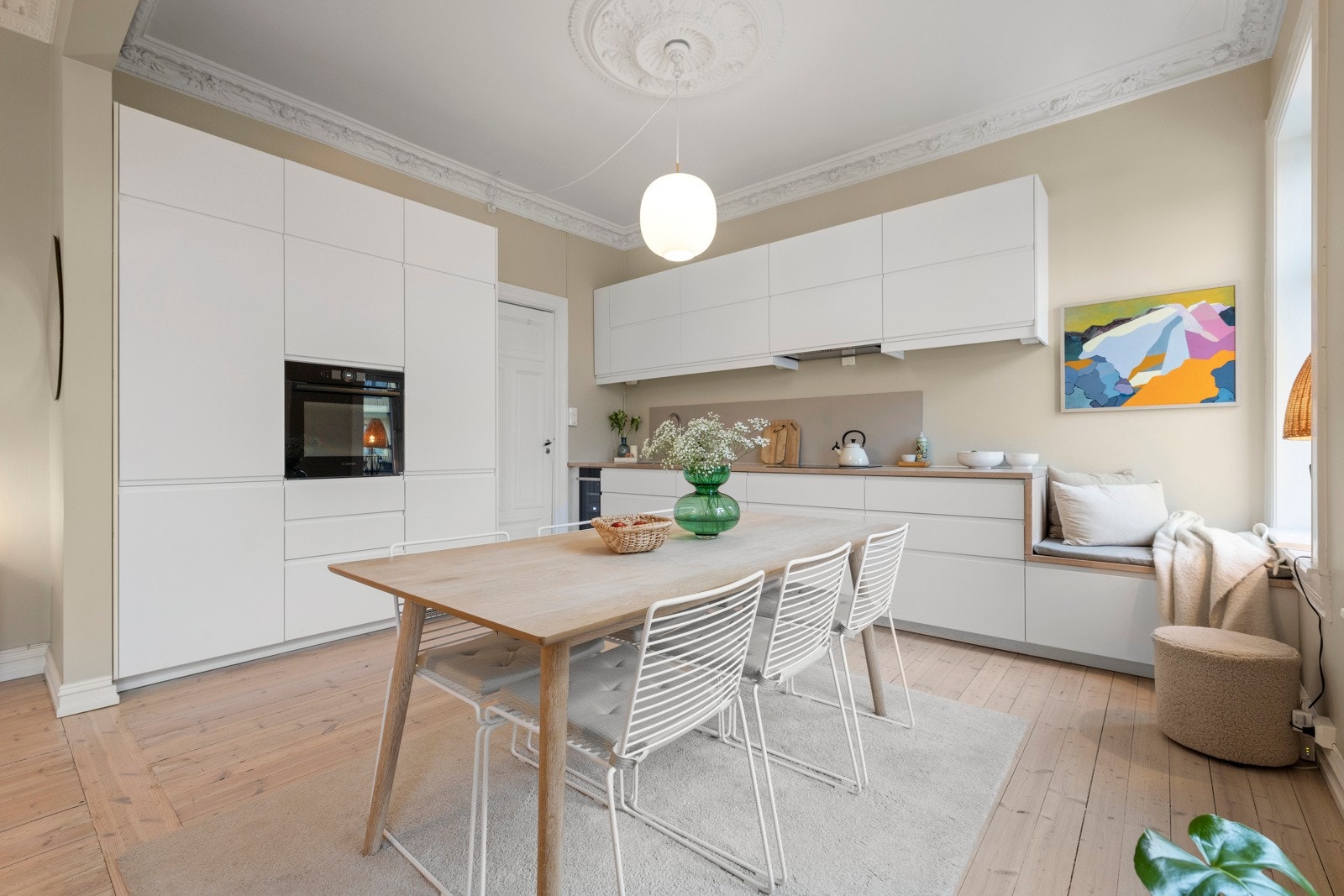 Her er det god plass til mange gjester rundt bordet. Galleribilde