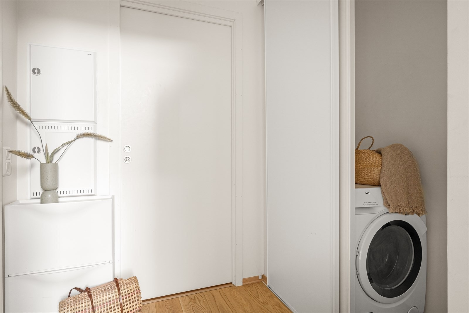 I entre er det en innvendig bod med plass til vaskemaskin. Ellers god plass til oppbevaring av klær og sko. Galleribilde