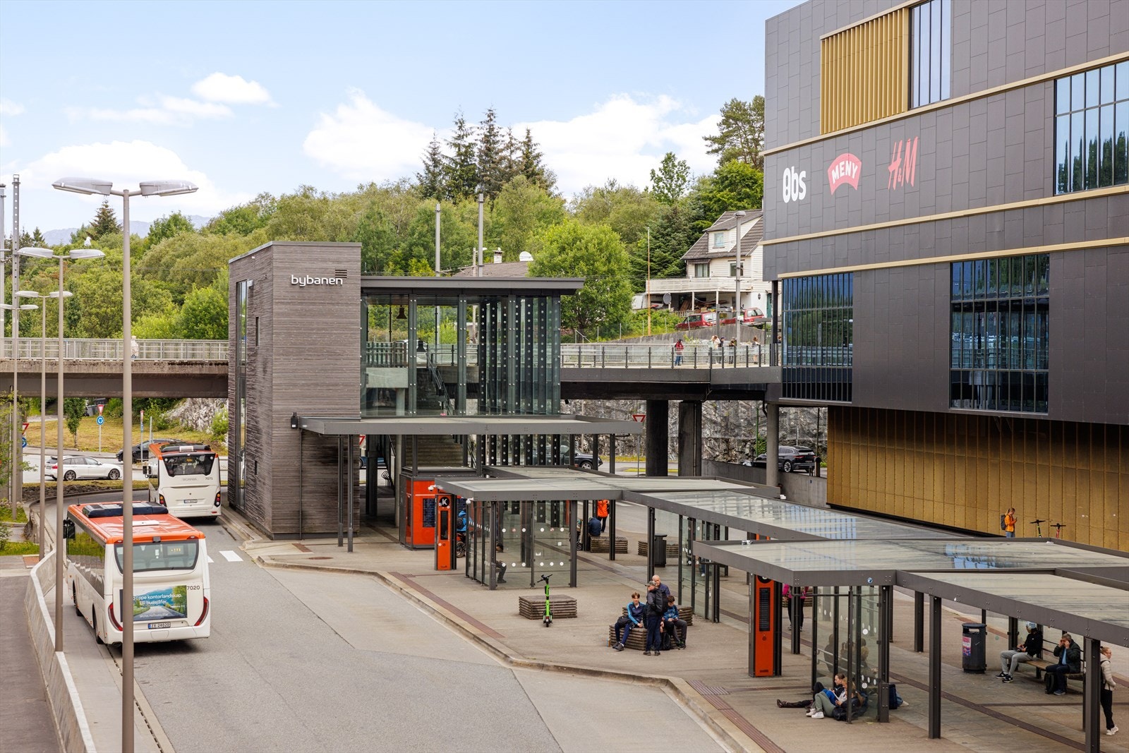 Bussterminalen og bybanestoppet på Lagunen er kun noen steinkast unna. Galleribilde