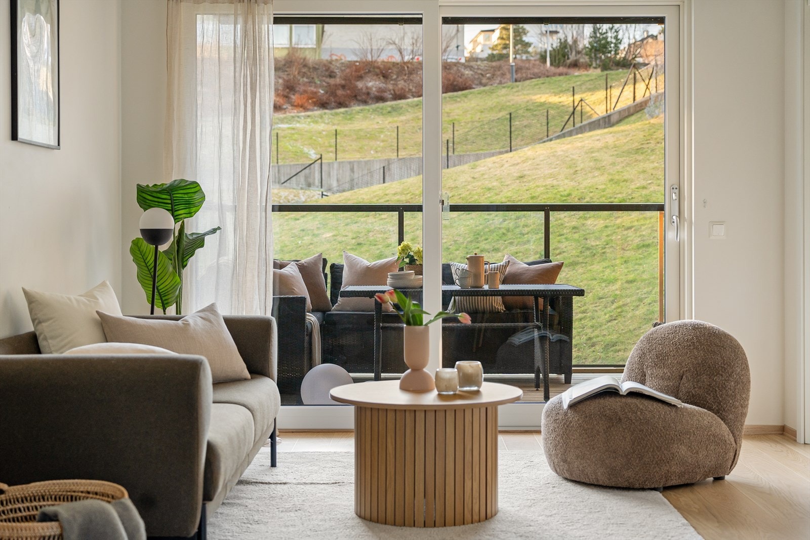 Store vinduer sikrer rikelig med naturlig lys i den ellers lyse stuen. Galleribilde