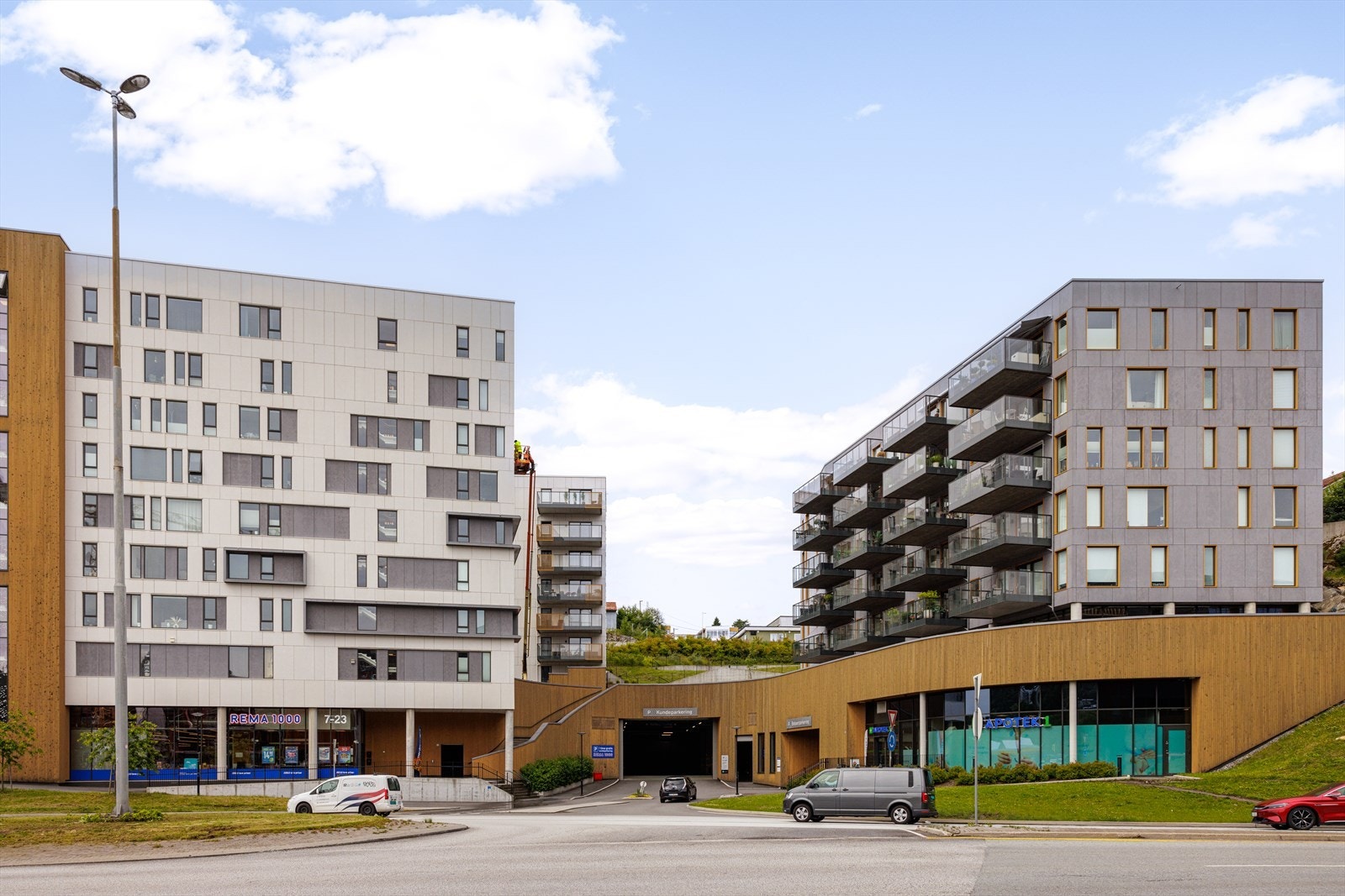 Sameiet har REMA 1000 og apotek i u. etasje. Det er mulighet for leie/kjøp av garasjeplass. Konferer megler for mer info. Galleribilde