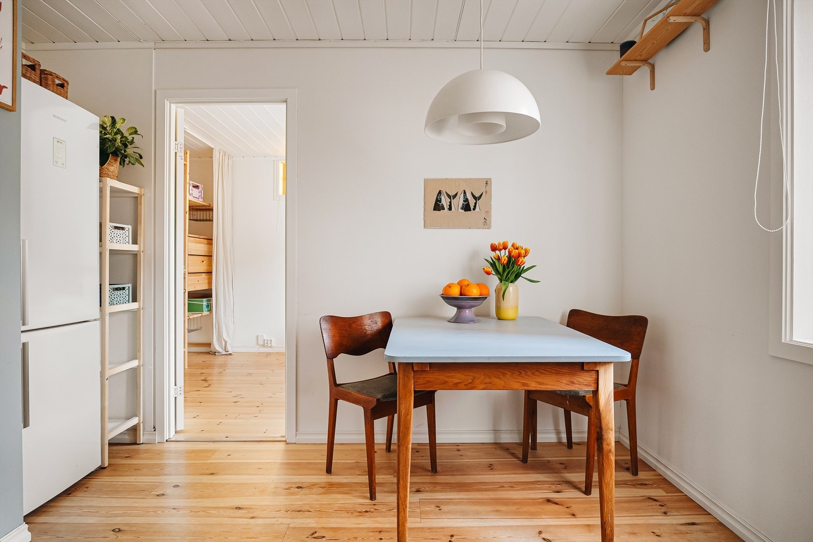 Tidligere var det åpent mellom kjøkken og soverom. Det er mulig å åpne opp mellom rommene dersom man ønsker å endre romløsningen. Galleribilde