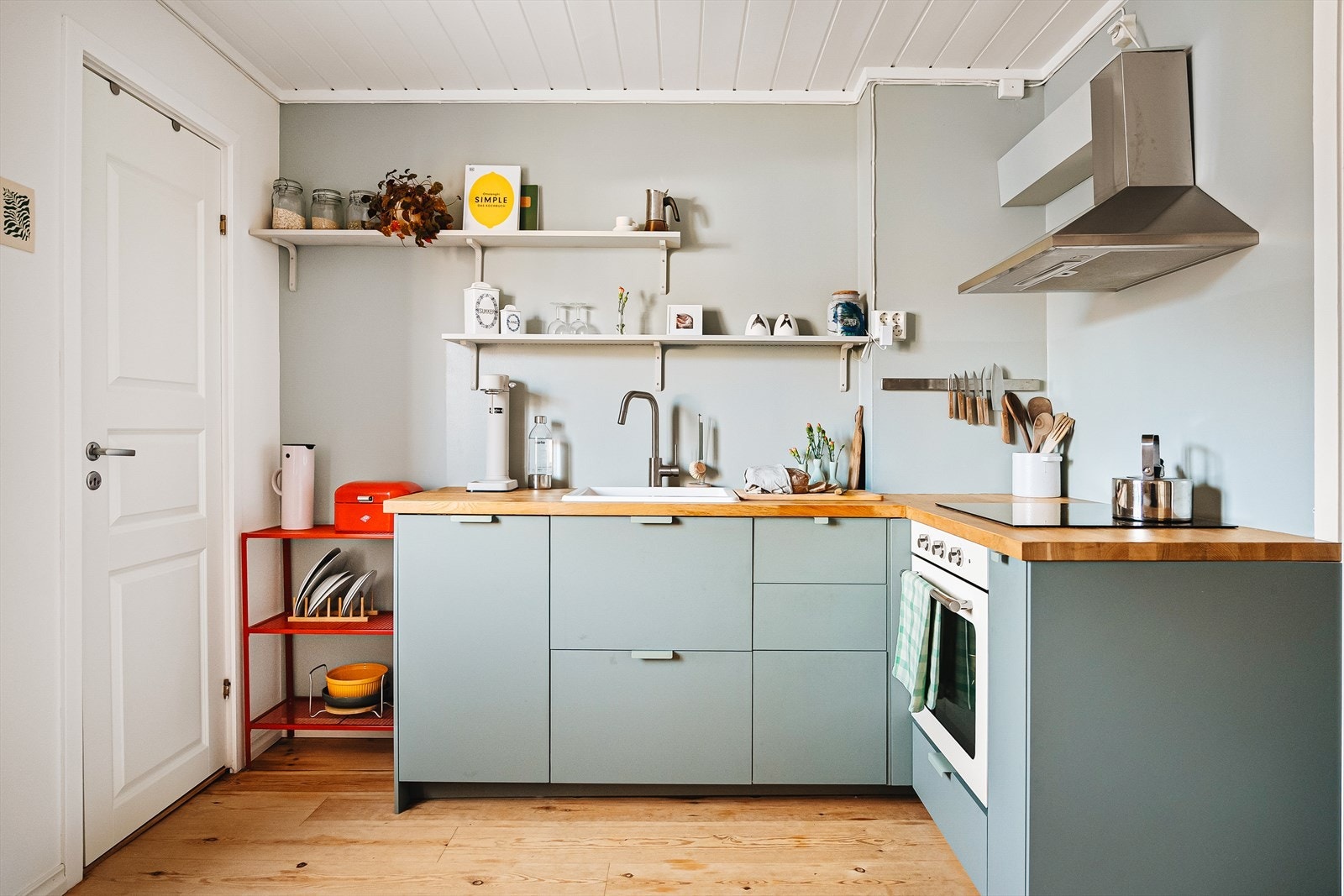 Når man har pusset opp boligen, har man vært bevisst husets gode kvaliteter og sjarme. Denne har man forsøkt å ivareta, samtidig som man har valgt moderne og tidsriktige materialer. Galleribilde