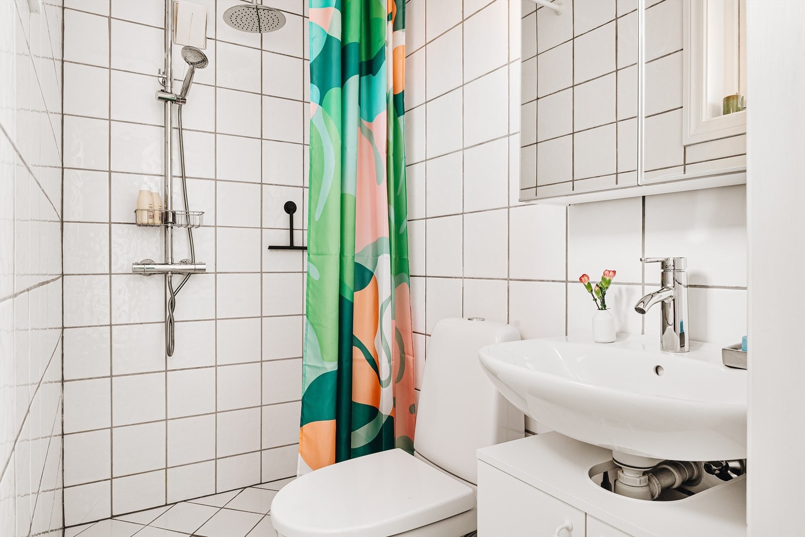 Baderom i klassisk utførelse med hvite fliser og varmekabler i gulvet. Galleribilde