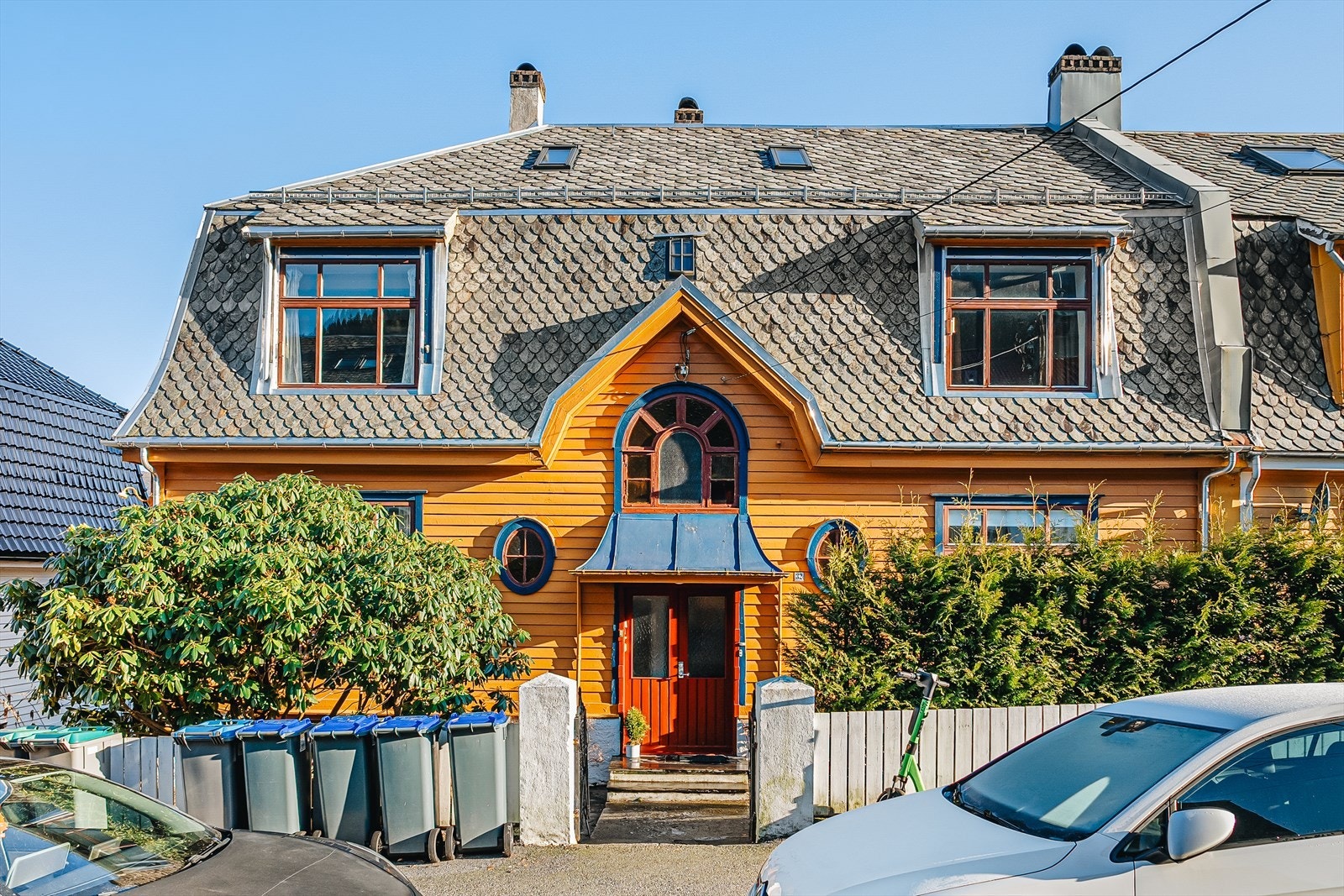 Sameie består av 5 seksjoner. Eier melder om hyggelig naboskap og et velfungerende sameie. Galleribilde