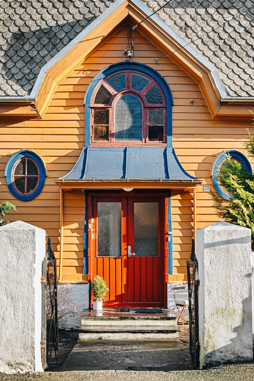 Nydelig fasade i vakkert arkitektonisk hus. Galleribilde