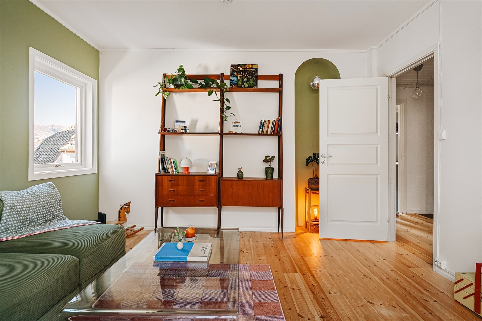 Stuen måler hele 15,7m², så her er det god plass til å innrede etter eget ønske og behov. Galleribilde