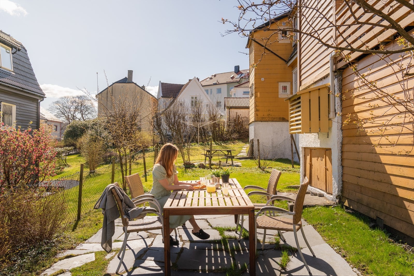 Den herlige felles hagen. Bildet er tatt en fin sommerdag. Galleribilde