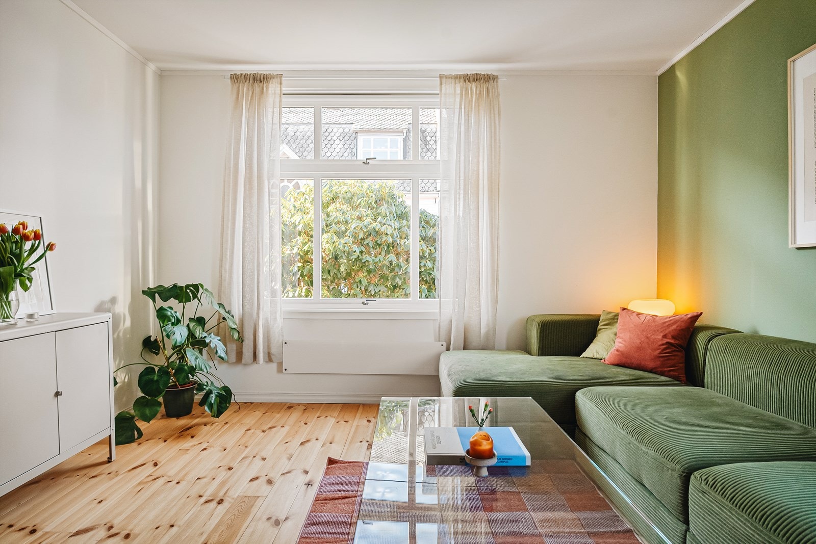 W Eiendomsmegling Bergen Sentrum ved Christina Erstad og Benjamin Bødtker har gleden av å presentere Rogagaten 32. Galleribilde