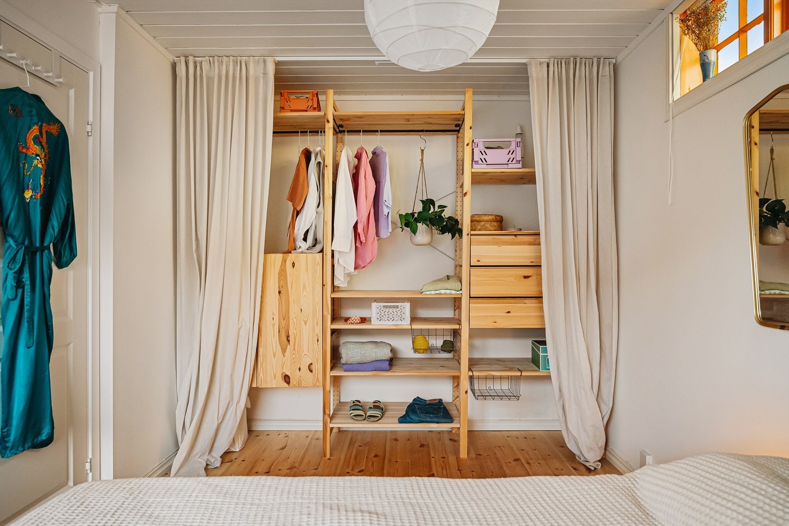 Her kan man innrede med gode oppbevaringsløsninger og ha plass til både vår og høstgarderoben. Galleribilde