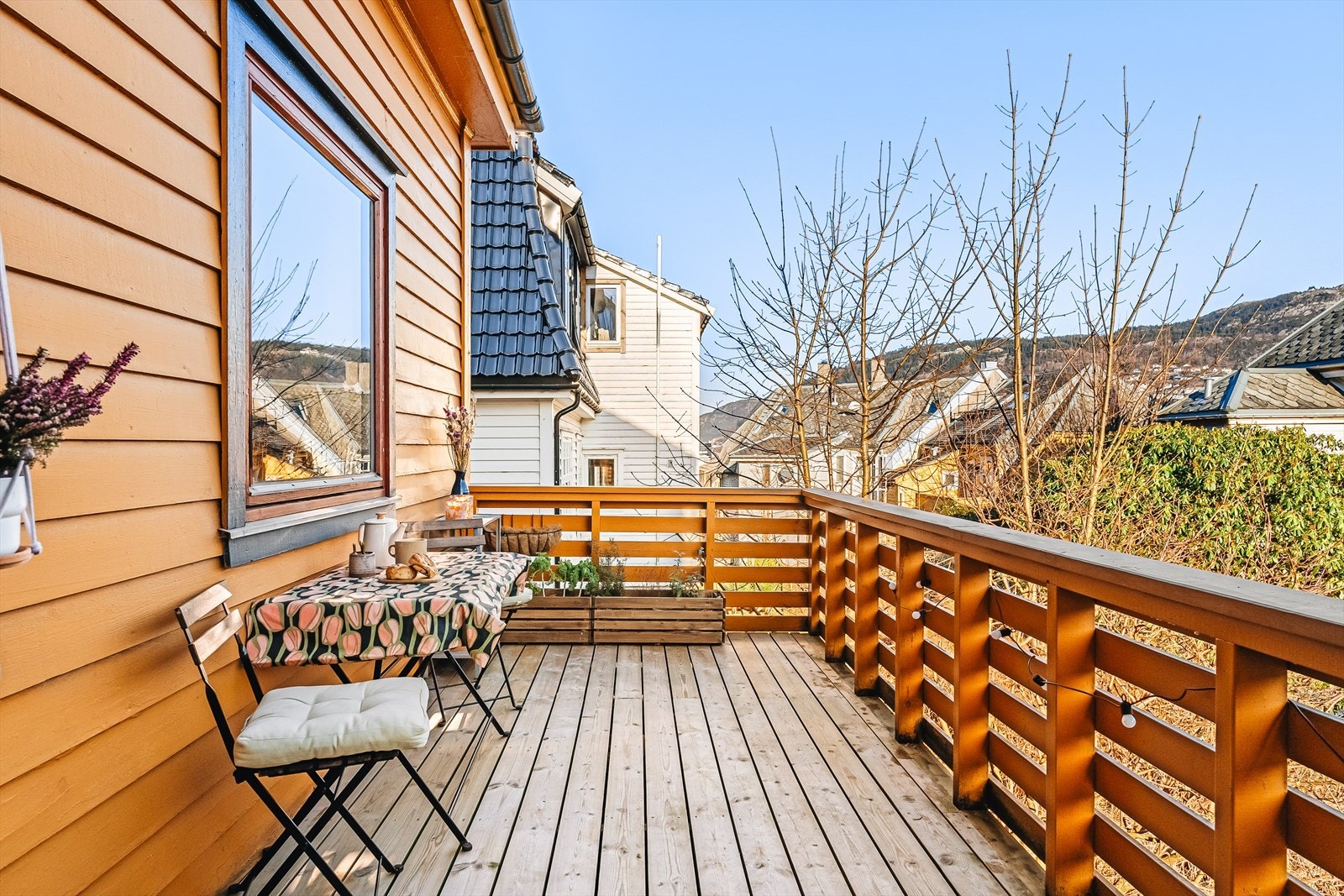 Romslig altan med flott morgen og formiddagsol. Herfra har man også god oversikt over den fine, felles hagen. Galleribilde