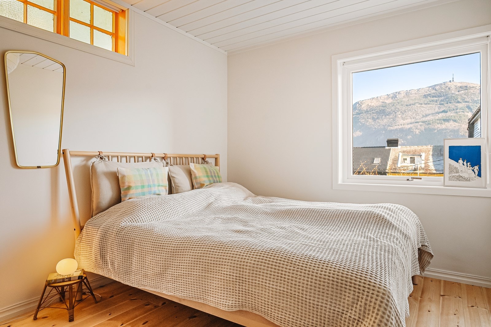 Leiligheten har et deilig og stort soverom med nydelig morgensol. Perfekt plass å starte dagen. Galleribilde