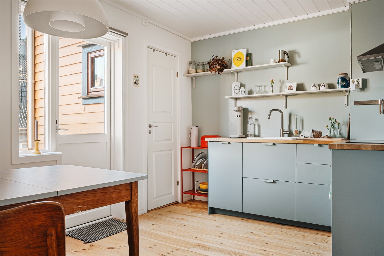 Fra kjøkken er det utgang til en herlig balkong. Det er eneste leilighet i huset med balkong. Denne ble søkt om og oppført i 1983. Galleribilde