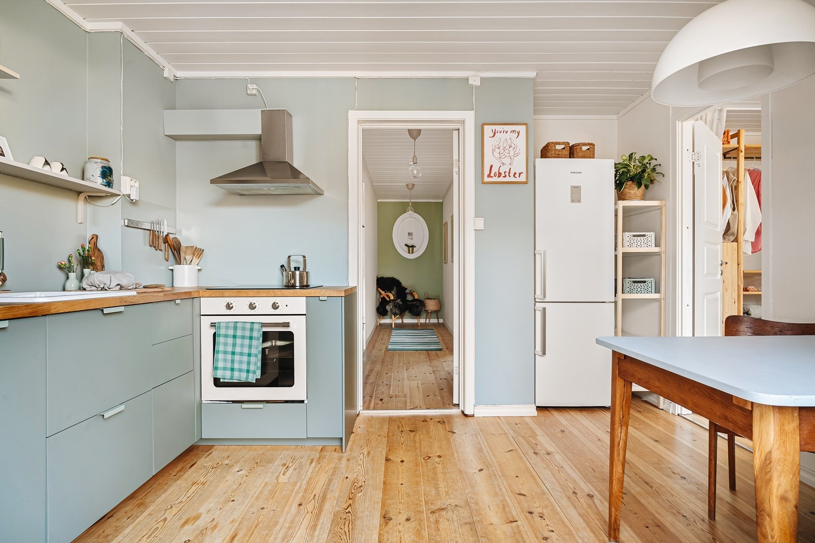 Fra entré har man tilkomst til kjøkkenet. Dette ble pusset opp i 2022. I tillegg til ny innredning ble veggene malt. Galleribilde