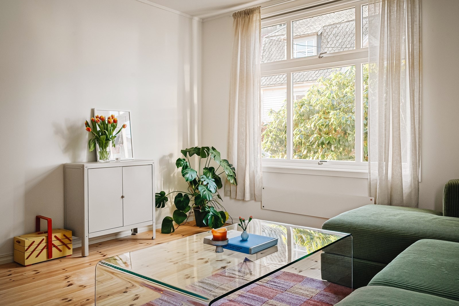 Leiligheten befinner seg i et nydelig bolighus, tegnet av Kavli og Krogseth. Galleribilde