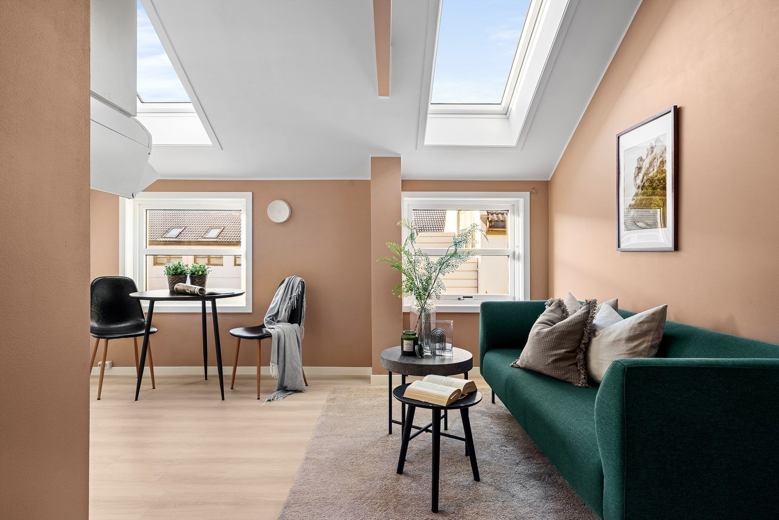 Stuen er lys og trivelig med meget god takhøyde og store vindusflater som slipper inn godt med naturlig lys. Galleribilde
