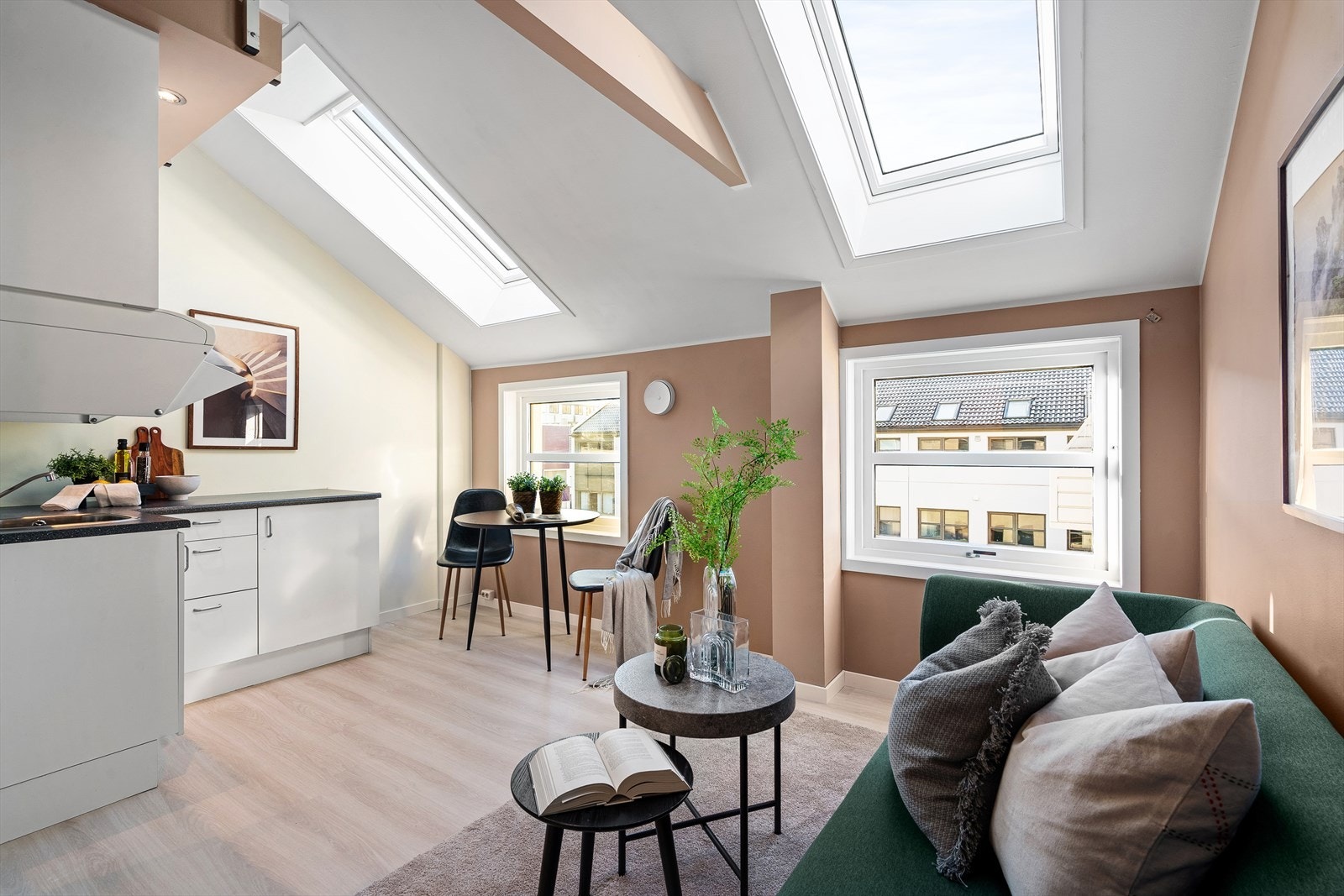 Kjøkken er i åpen løsning med stuen og er levert i hvit utførelse med mørkegrå benkeplate. Galleribilde