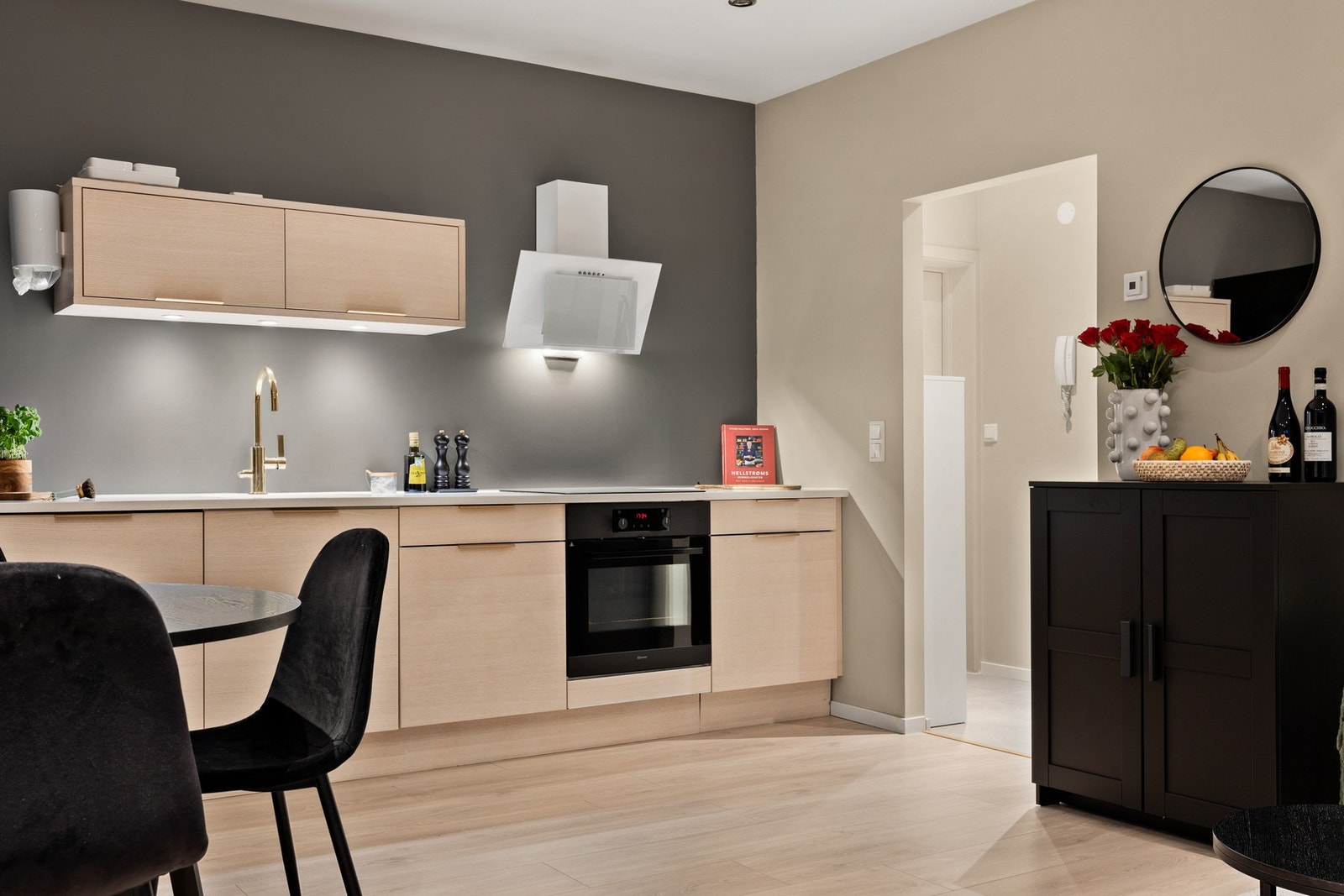 Delikat Norema kjøkken i finert ask fra 2022 med integrerte hvitevarer Galleribilde