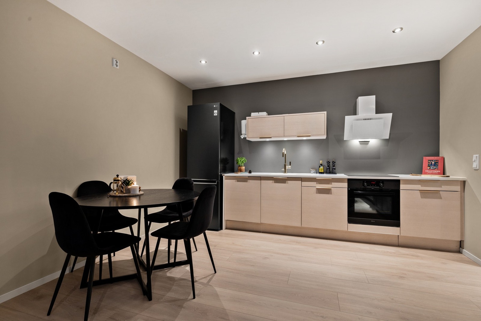 God plass til spisebord, kjøkkenøy eller hva en måtte ønske Galleribilde