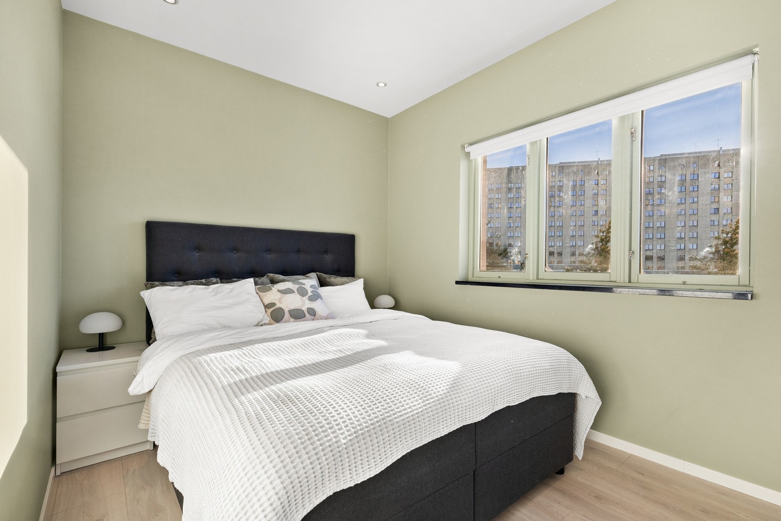 Soverom med 1-stavs laminat og downlights i tak Galleribilde