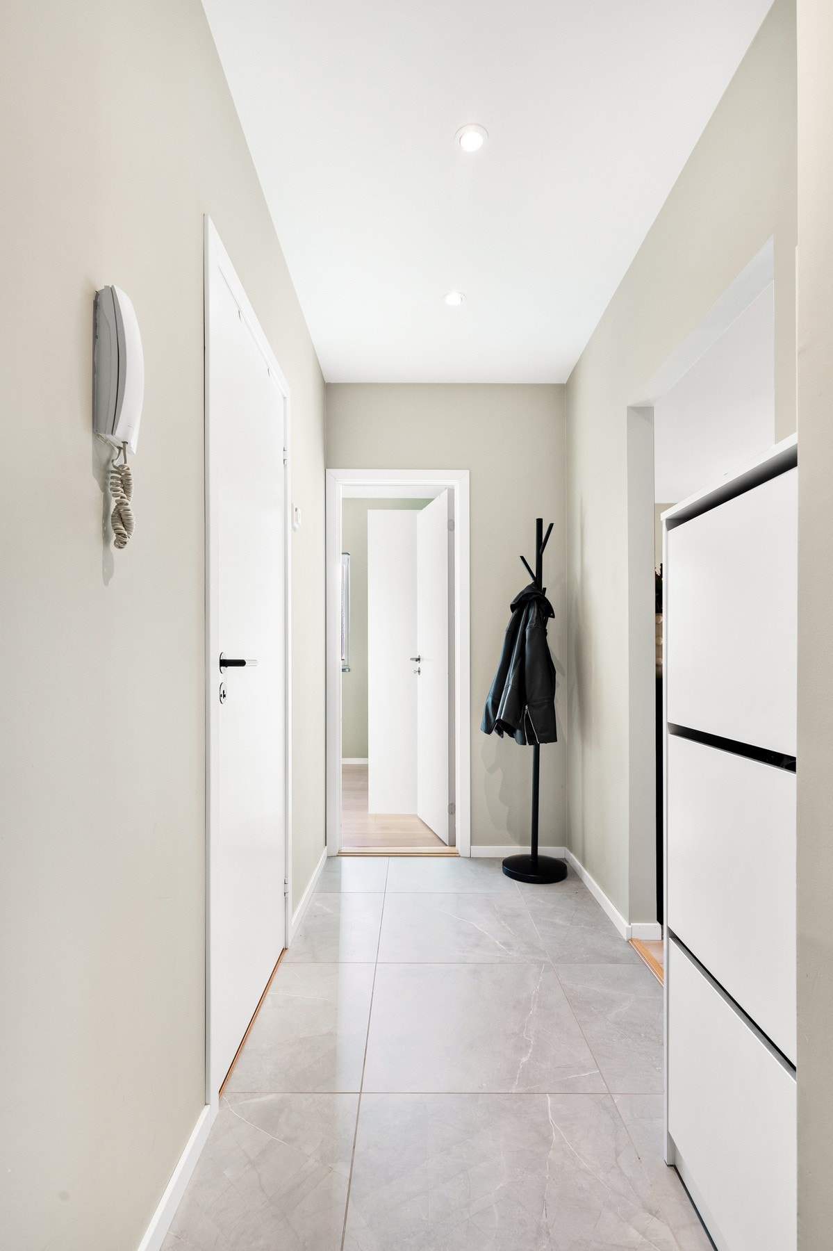 Entré oppgradert i 2022 med gulvvarme og fliser Galleribilde