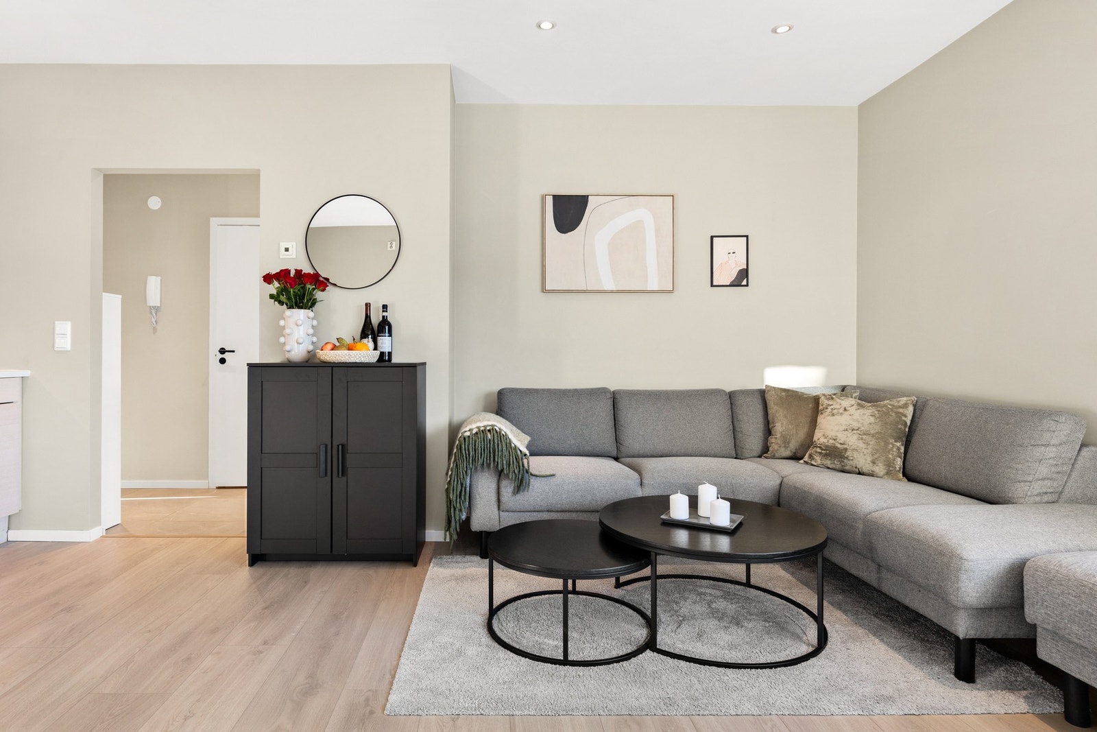 Oppgradert stue med 1-stavs laminatgulv, slette vegger og downlights i tak Galleribilde