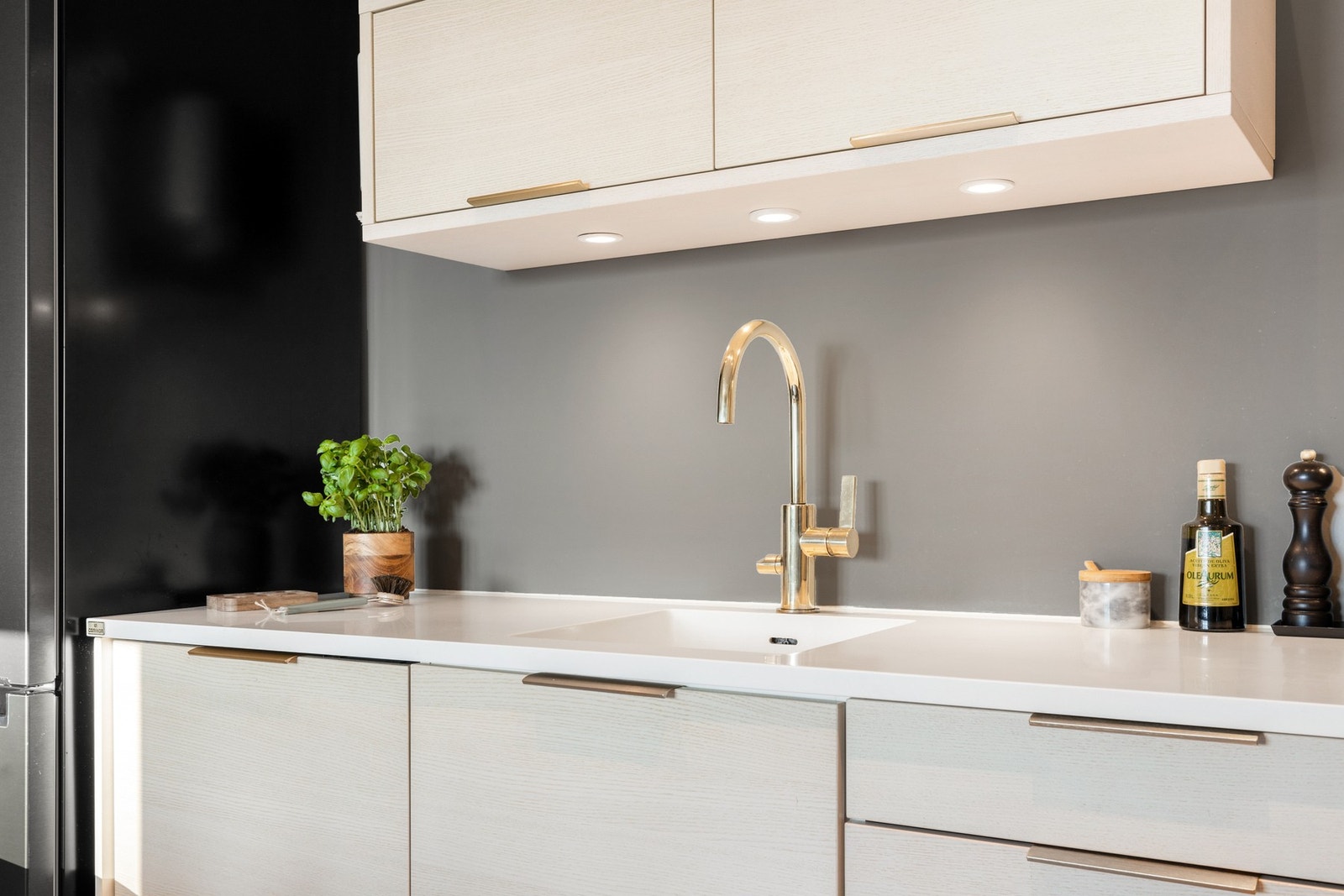 Det er montert komfyrvakt og Water Guard. Slette fronter gir en stilren følelse og Corian benkeplate er slitesterk og lett å vedlikeholde Galleribilde