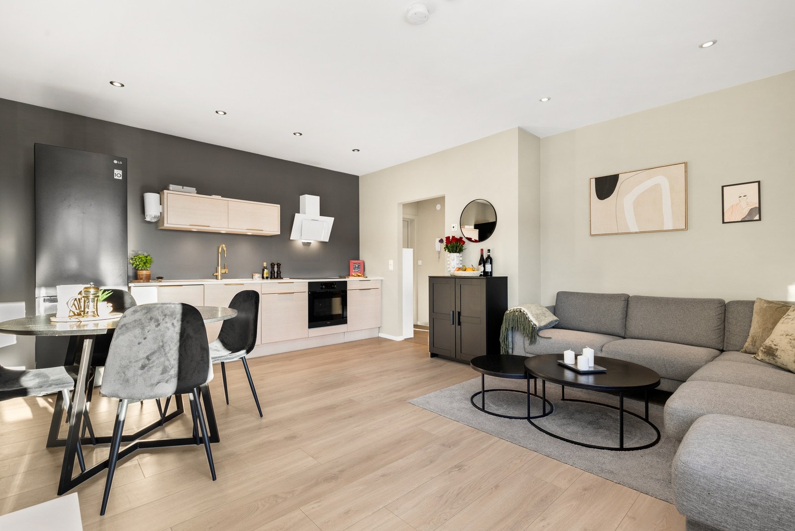 Luftig romfølelse med åpen stue/kjøkkenløsning Galleribilde