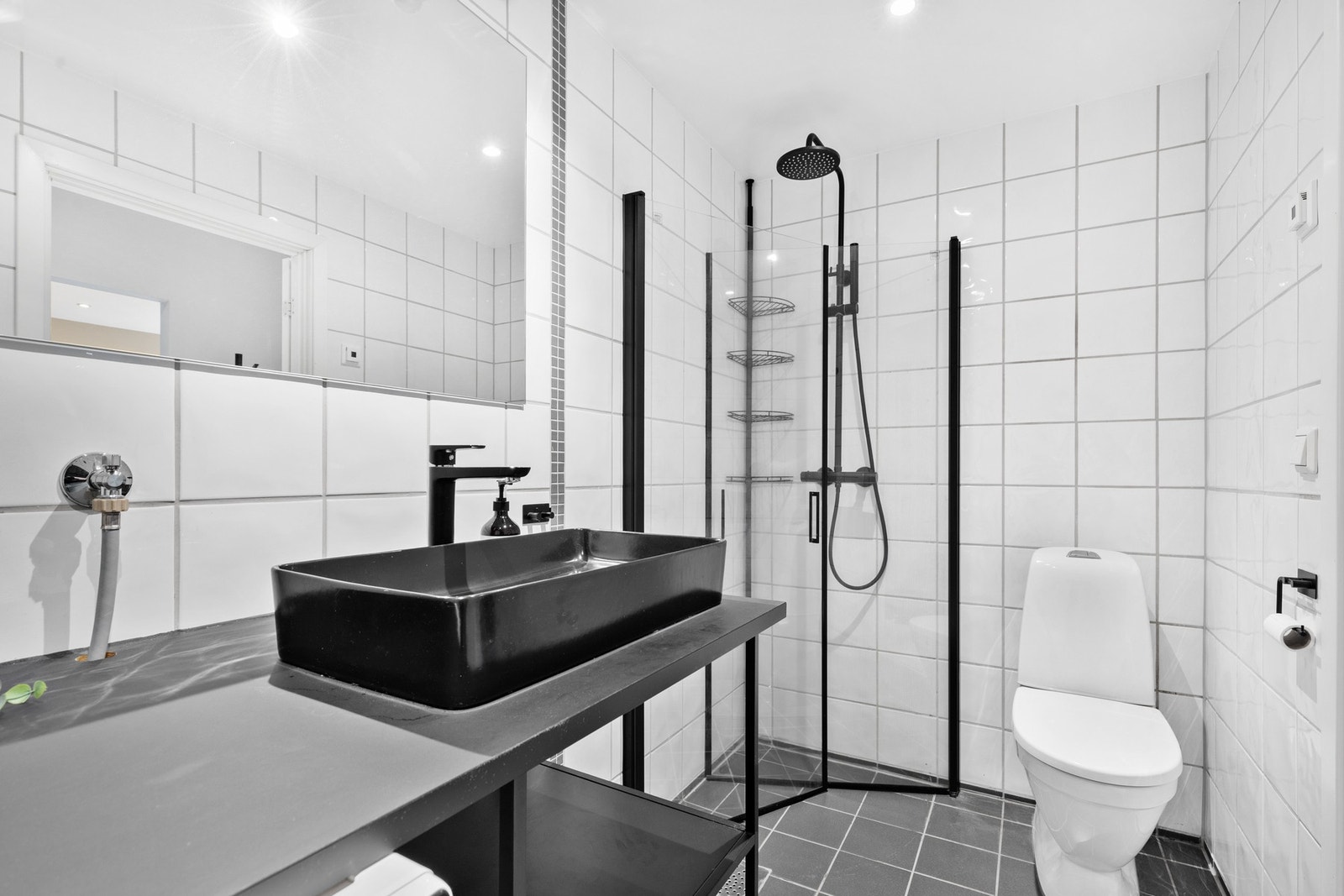 Moderne bad med flislagt gulv med gulvvarme og downlights i tak Galleribilde