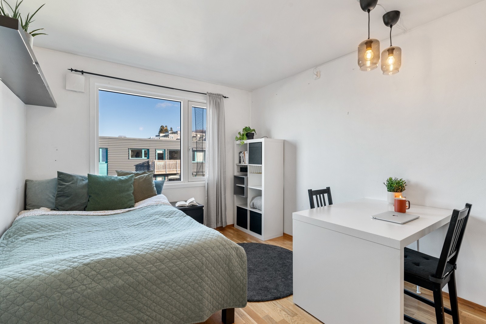 Stue/soverom på hybeldel. Her kan man innrede etter eget ønske. Med f.eks. sovesofa, spisebord og tv- møblement. Galleribilde