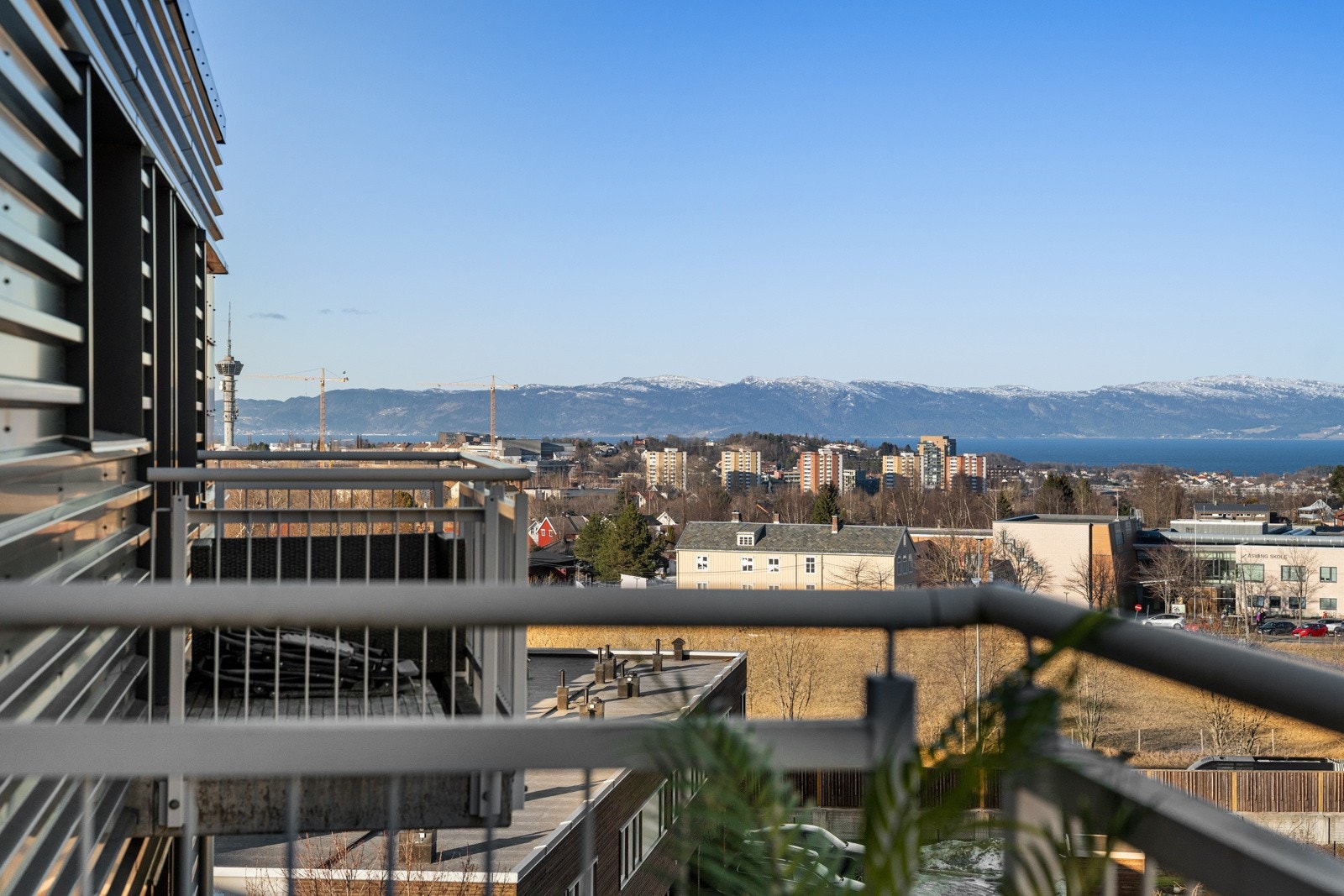 Proaktiv Eiendomsmegling ved Lisbeth Kristengård har gleden av å presentere en lys og praktisk toppleilighet med en separat utleiedel med leieinntekt på ca. kr. 8.000,- pr. mnd på Bergheim/Moholt. Galleribilde