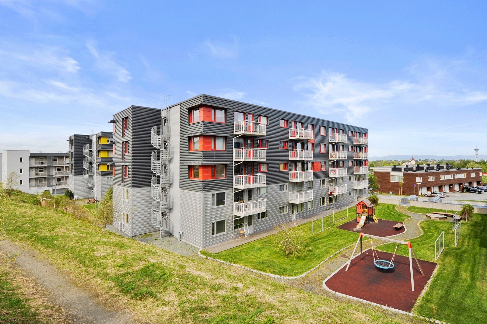 Borettslaget har flotte uteområder med grillplass, sittegrupper og lekeplass. Galleribilde