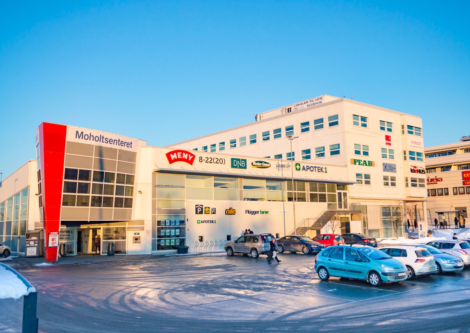 Moholtsenteret med dagligvarebutikken Meny, frisør, sushirestaurant, apotek, blomsterforretning og Nille. Galleribilde