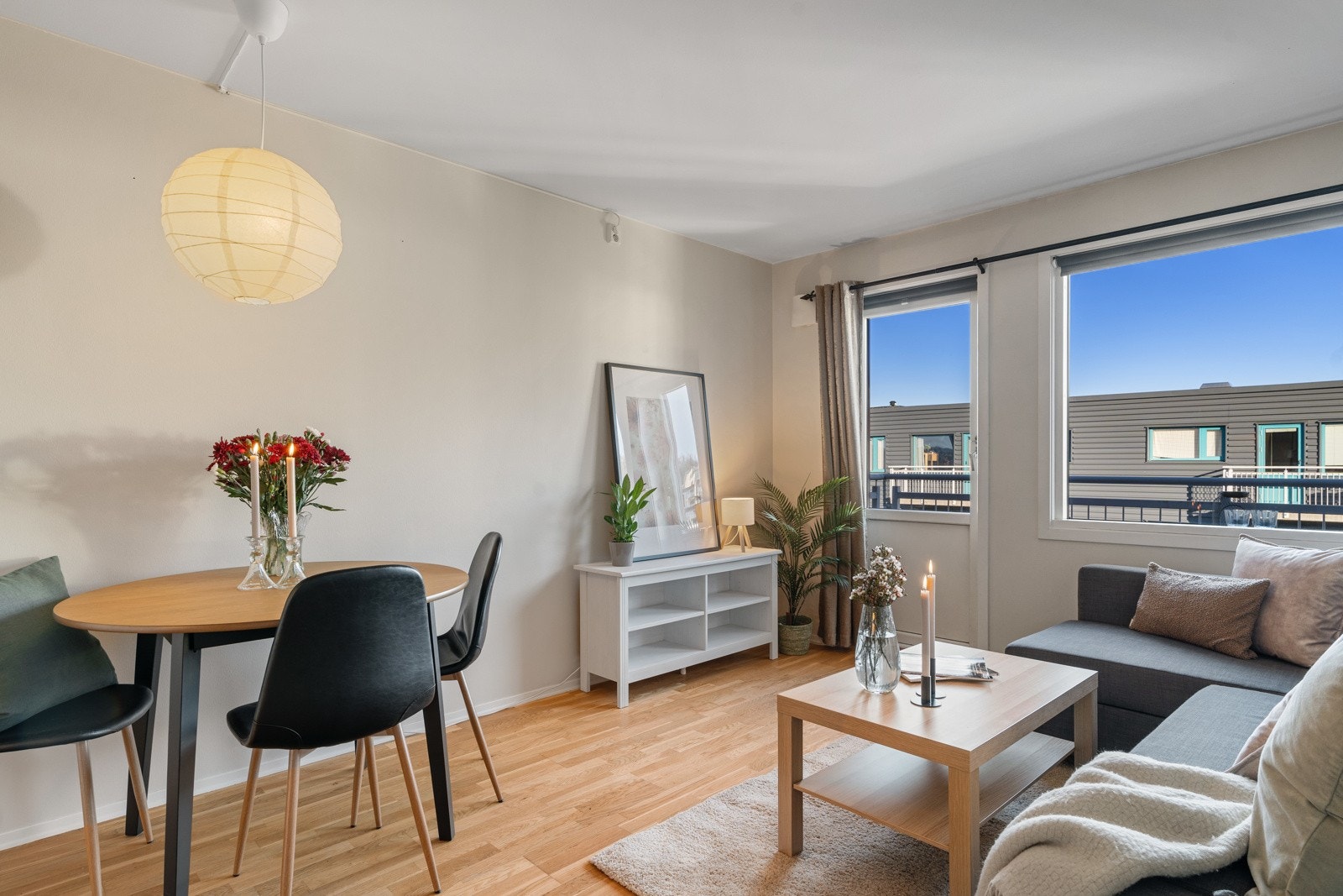 Fra stuen er det utgang til balkongen. Galleribilde