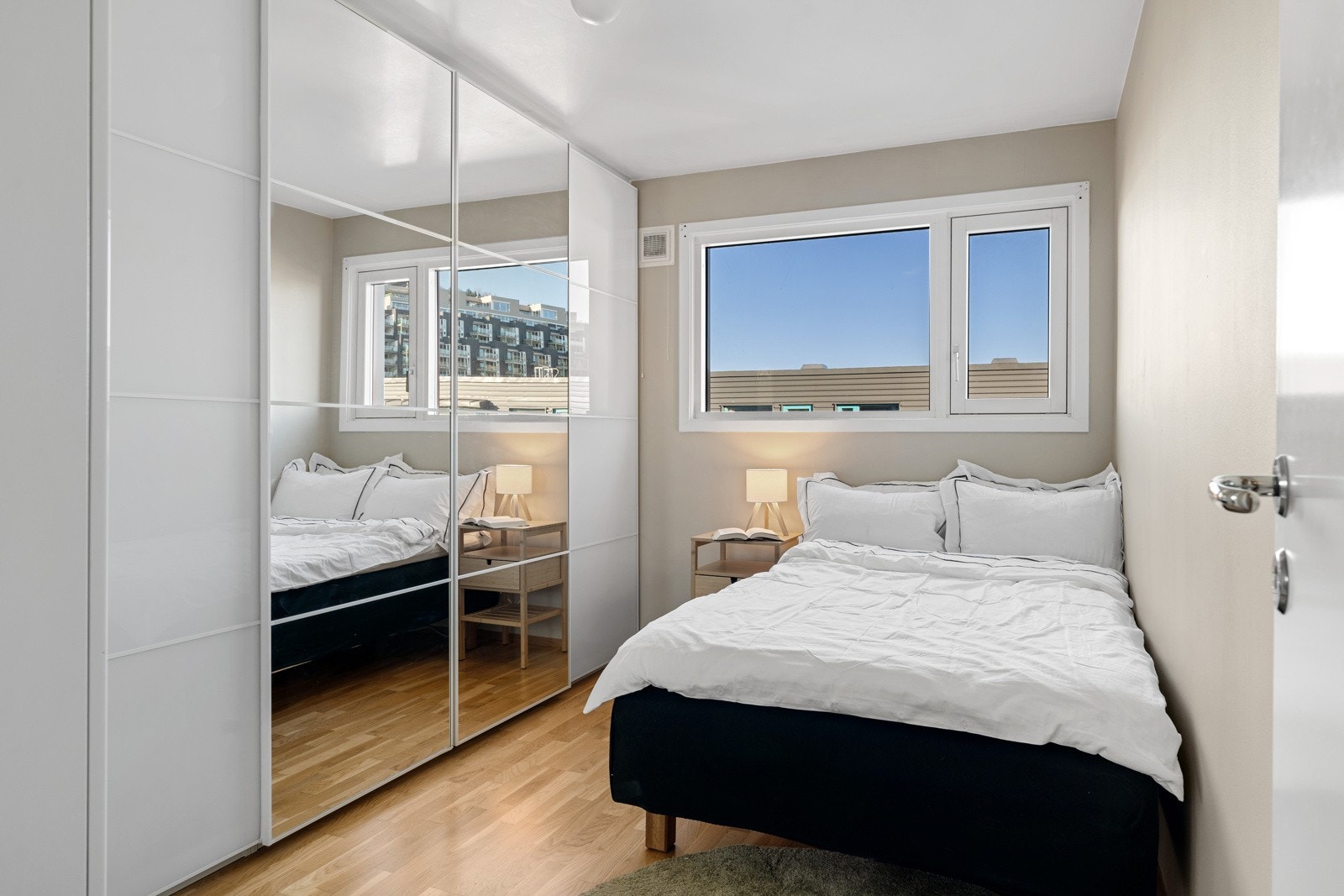 Romslig soverom på 10,4 kvm. Soverommet har plass til dobbeltseng, nattbord og en stor skyvedørsgarderobe med speil og belysning. Galleribilde