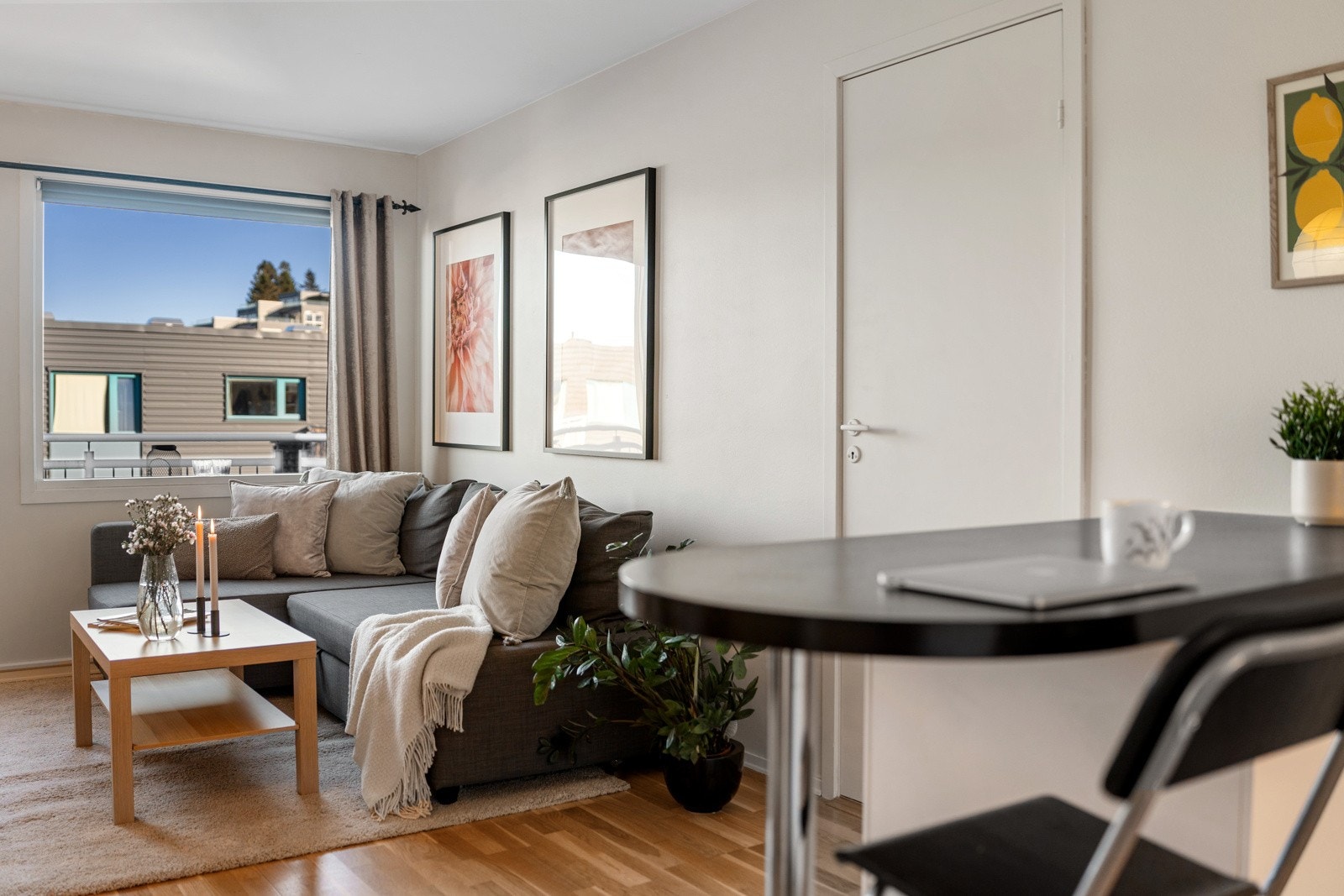 Kjøkkenet har en praktisk barløsning og hvitevarer følger med i handelen Galleribilde