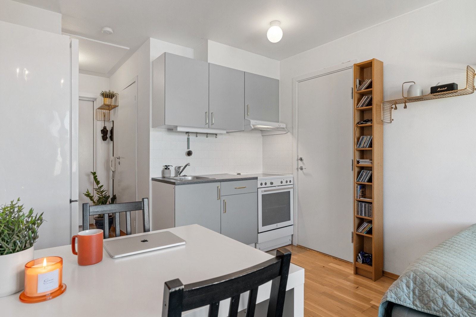 Kjøkken på hybelavdeligen. Hvitevarer på kjøkkenet som komfyr og kjøl-fryseskap følger med i handelen. Her kan man åpne opp enhetene hvis man ønsker det! Galleribilde