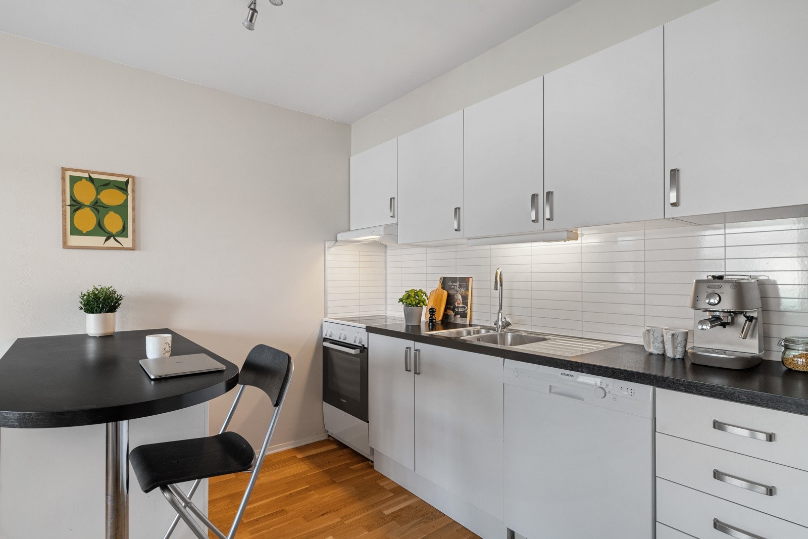 Kjøkkenet har praktiske plater over benkeplaten som gir en fin kontrast. Galleribilde